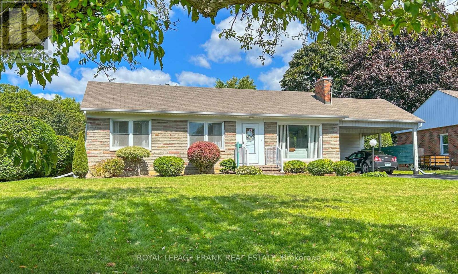 












8 EDSALL AVENUE

,
Clarington (Bowmanville),




Ontario
L1C2A8

