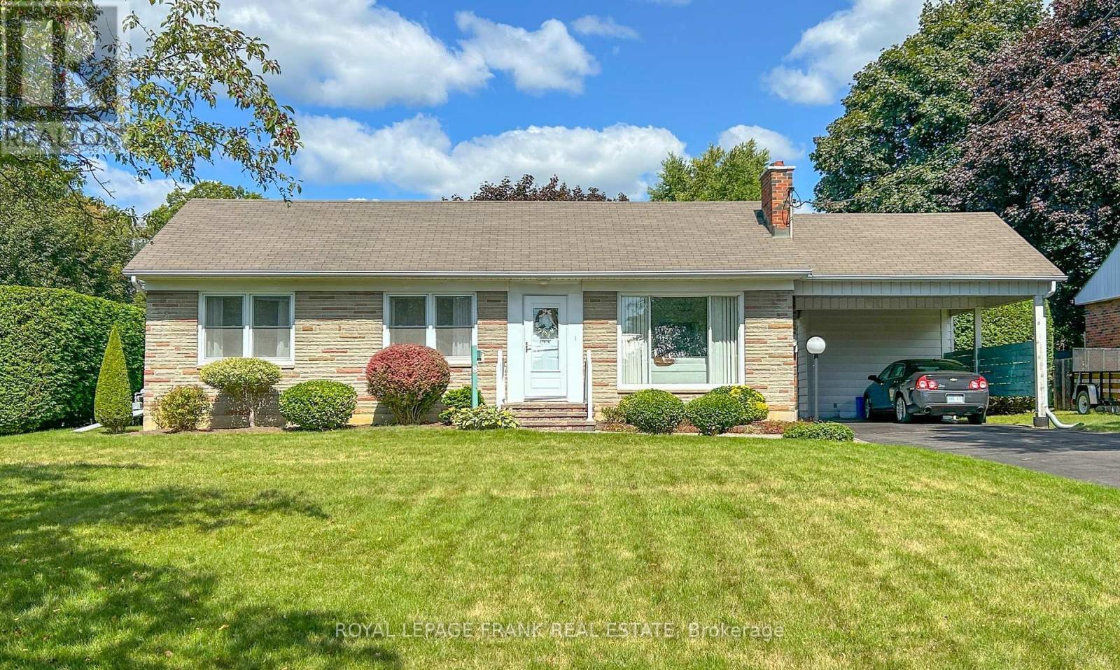 












8 EDSALL AVENUE

,
Clarington (Bowmanville),




Ontario
L1C2A8

