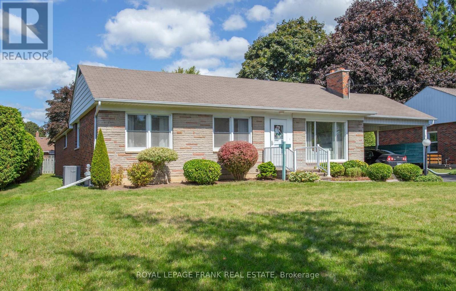 












8 EDSALL AVENUE

,
Clarington (Bowmanville),




Ontario
L1C2A8

