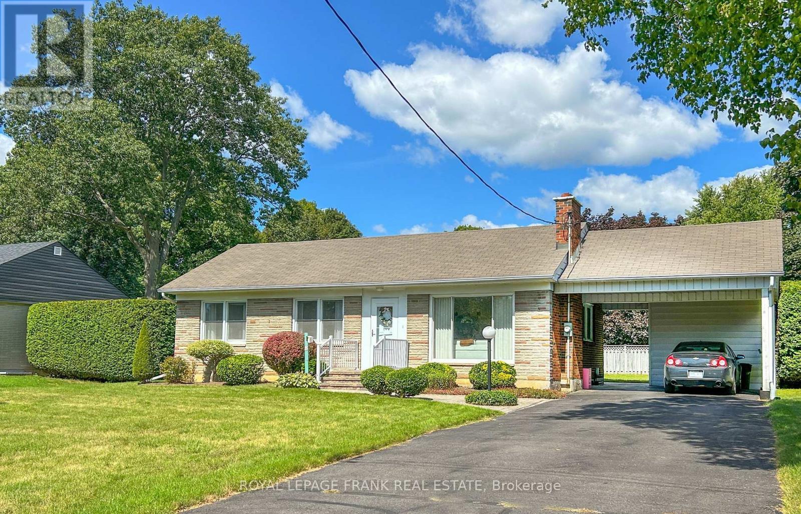 












8 EDSALL AVENUE

,
Clarington (Bowmanville),




Ontario
L1C2A8

