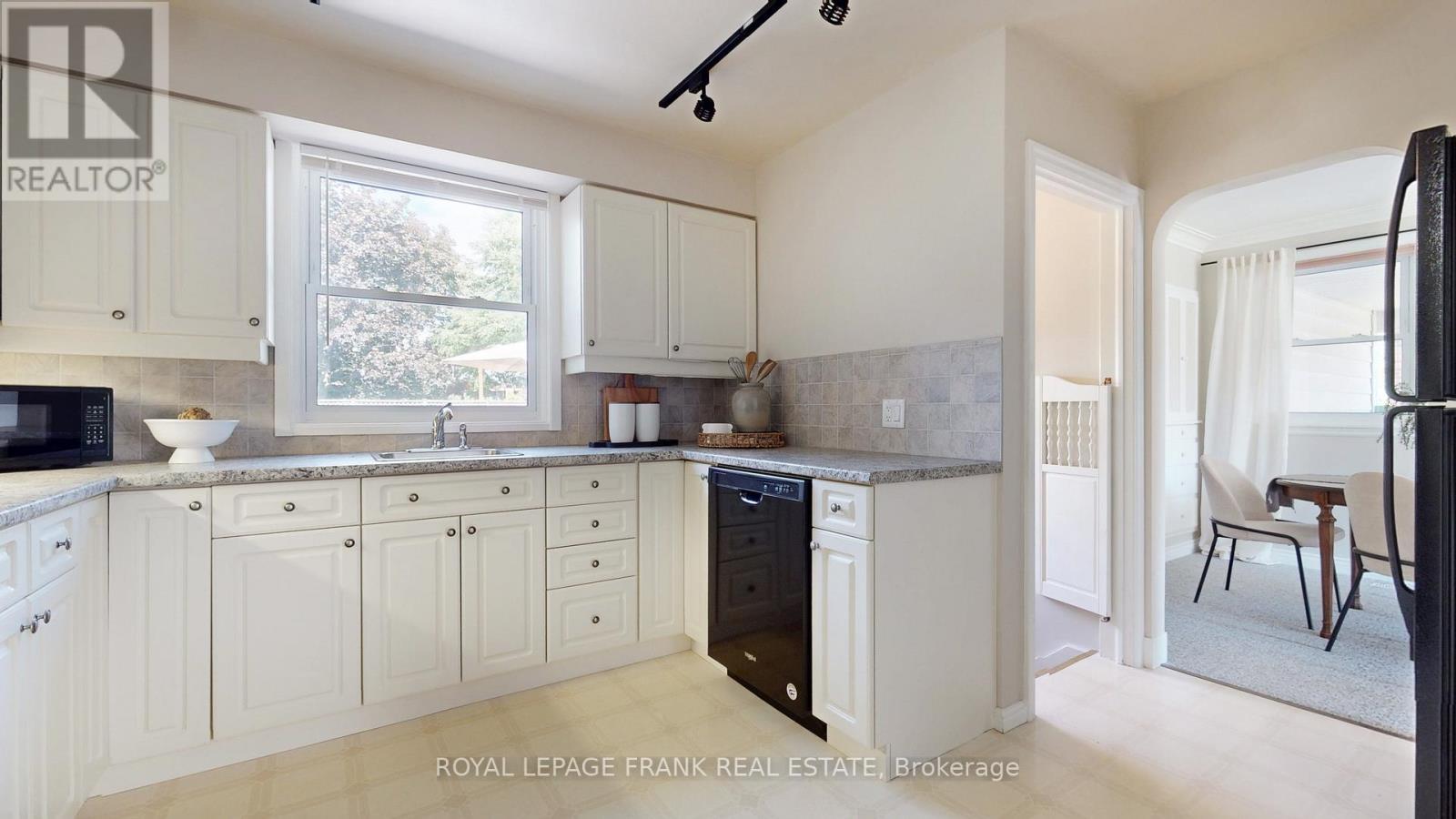 












8 EDSALL AVENUE

,
Clarington (Bowmanville),




Ontario
L1C2A8

