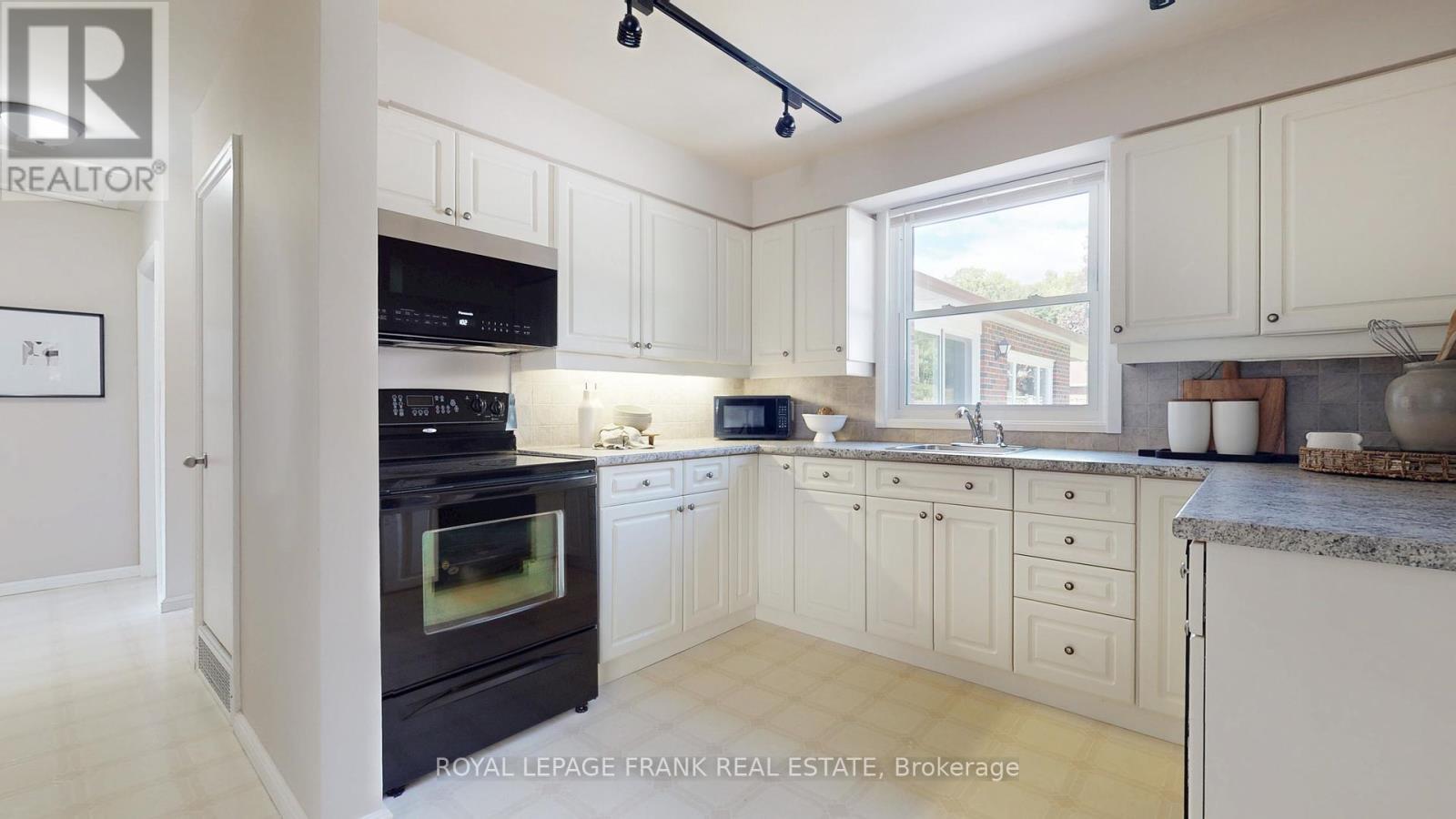 












8 EDSALL AVENUE

,
Clarington (Bowmanville),




Ontario
L1C2A8

