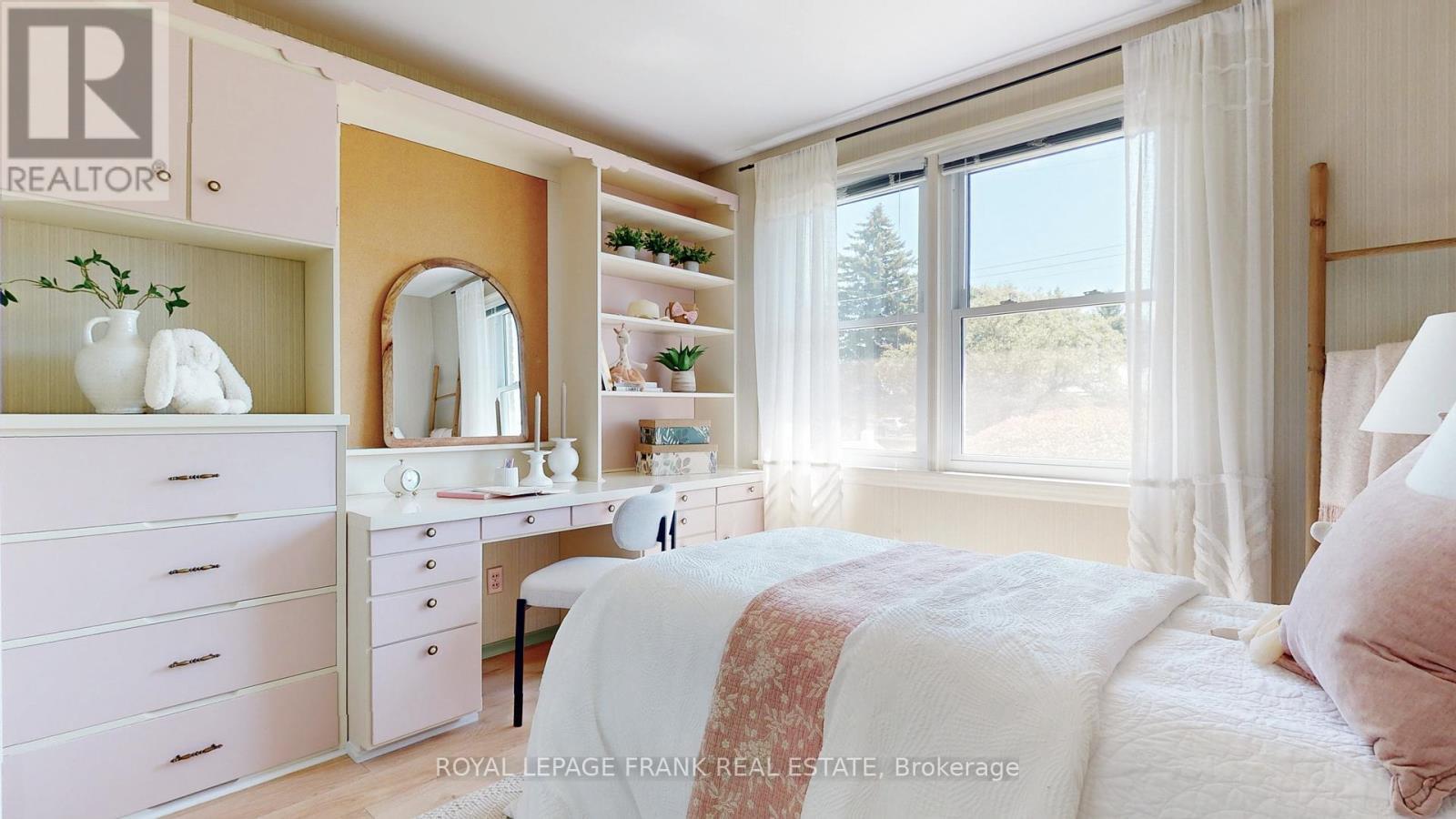 












8 EDSALL AVENUE

,
Clarington (Bowmanville),




Ontario
L1C2A8

