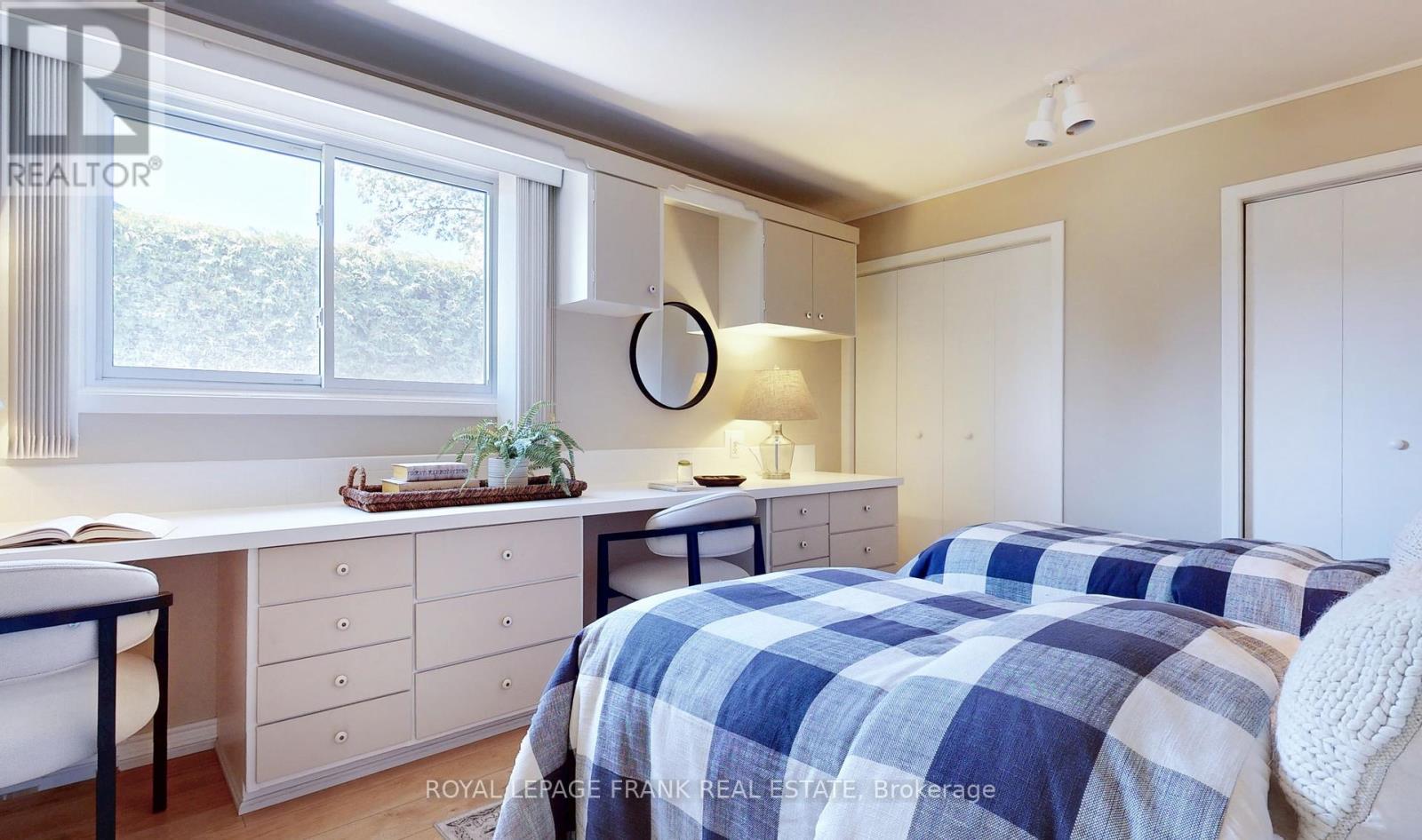 












8 EDSALL AVENUE

,
Clarington (Bowmanville),




Ontario
L1C2A8

