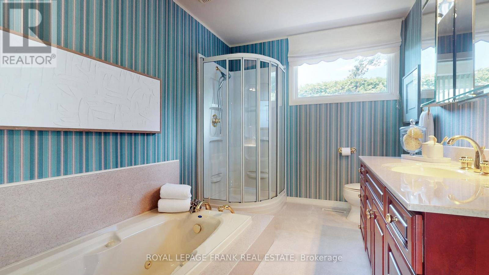 












8 EDSALL AVENUE

,
Clarington (Bowmanville),




Ontario
L1C2A8

