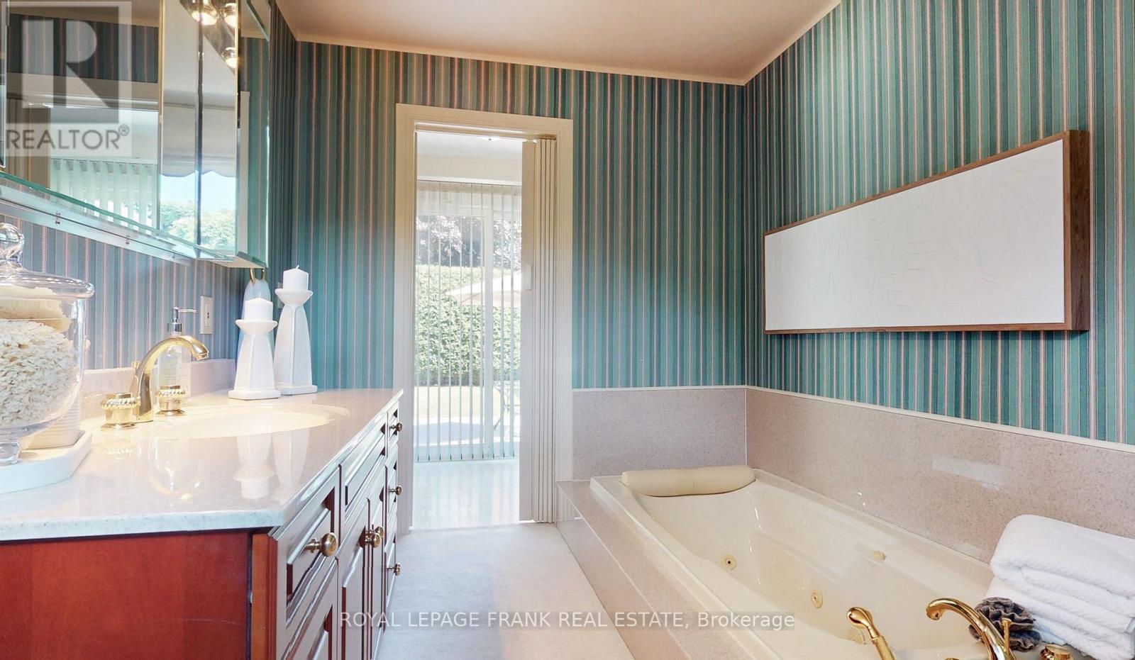 












8 EDSALL AVENUE

,
Clarington (Bowmanville),




Ontario
L1C2A8

