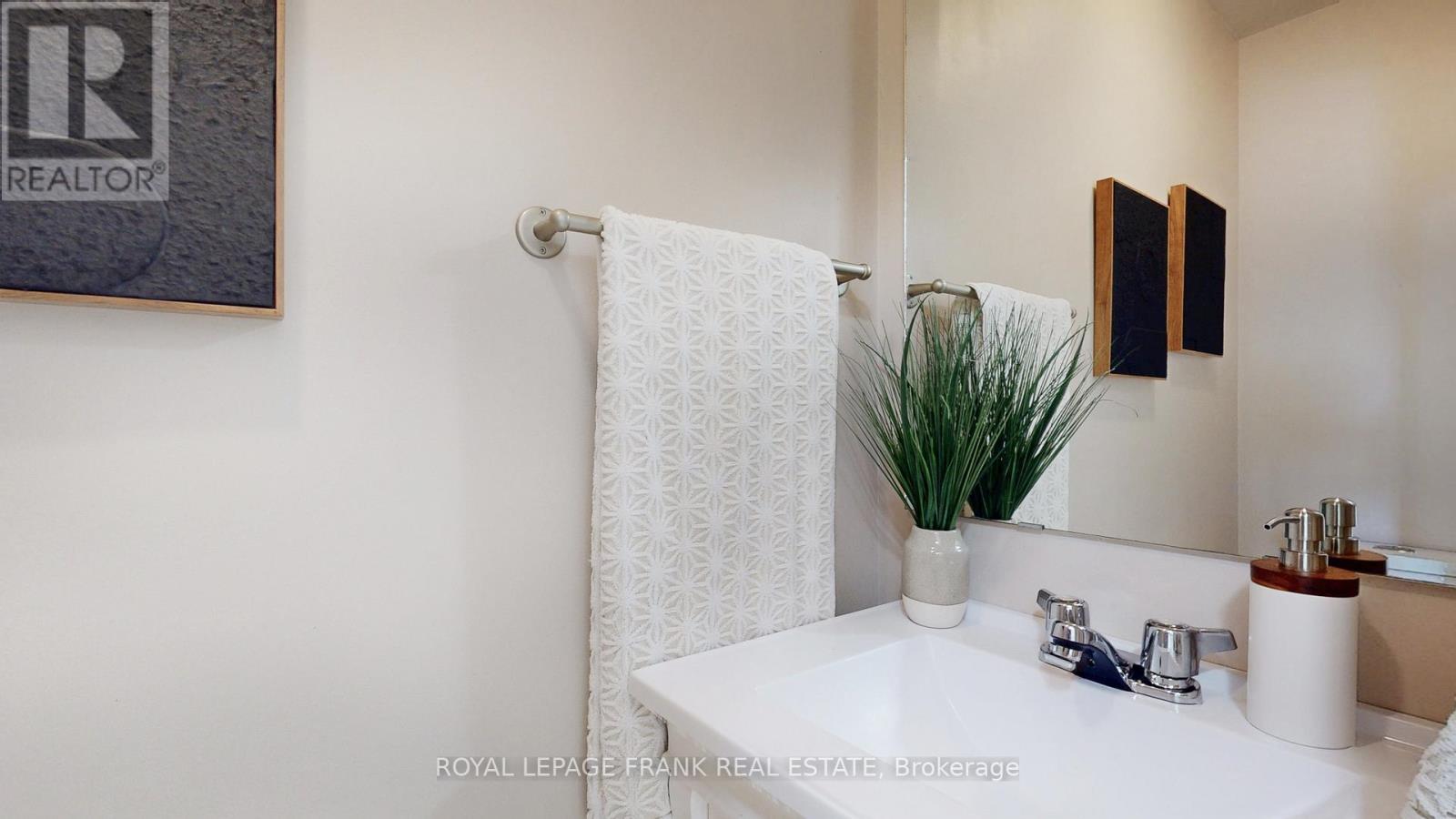 












8 EDSALL AVENUE

,
Clarington (Bowmanville),




Ontario
L1C2A8

