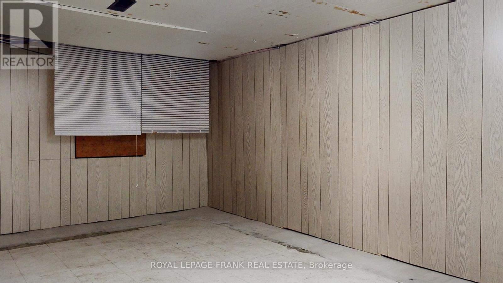 












8 EDSALL AVENUE

,
Clarington (Bowmanville),




Ontario
L1C2A8

