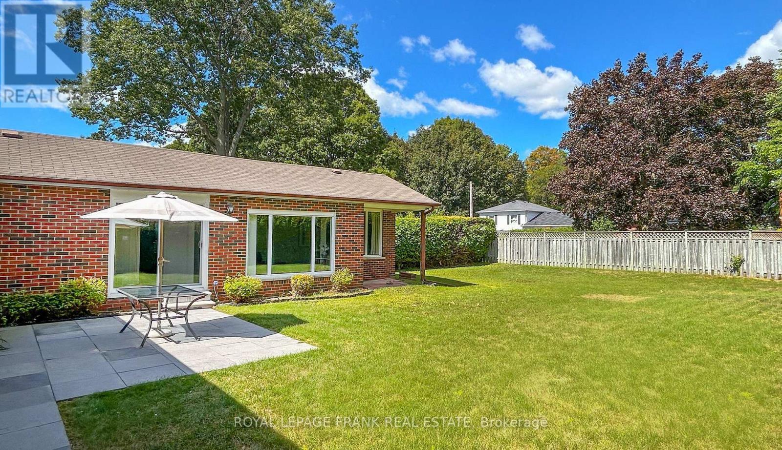 












8 EDSALL AVENUE

,
Clarington (Bowmanville),




Ontario
L1C2A8

