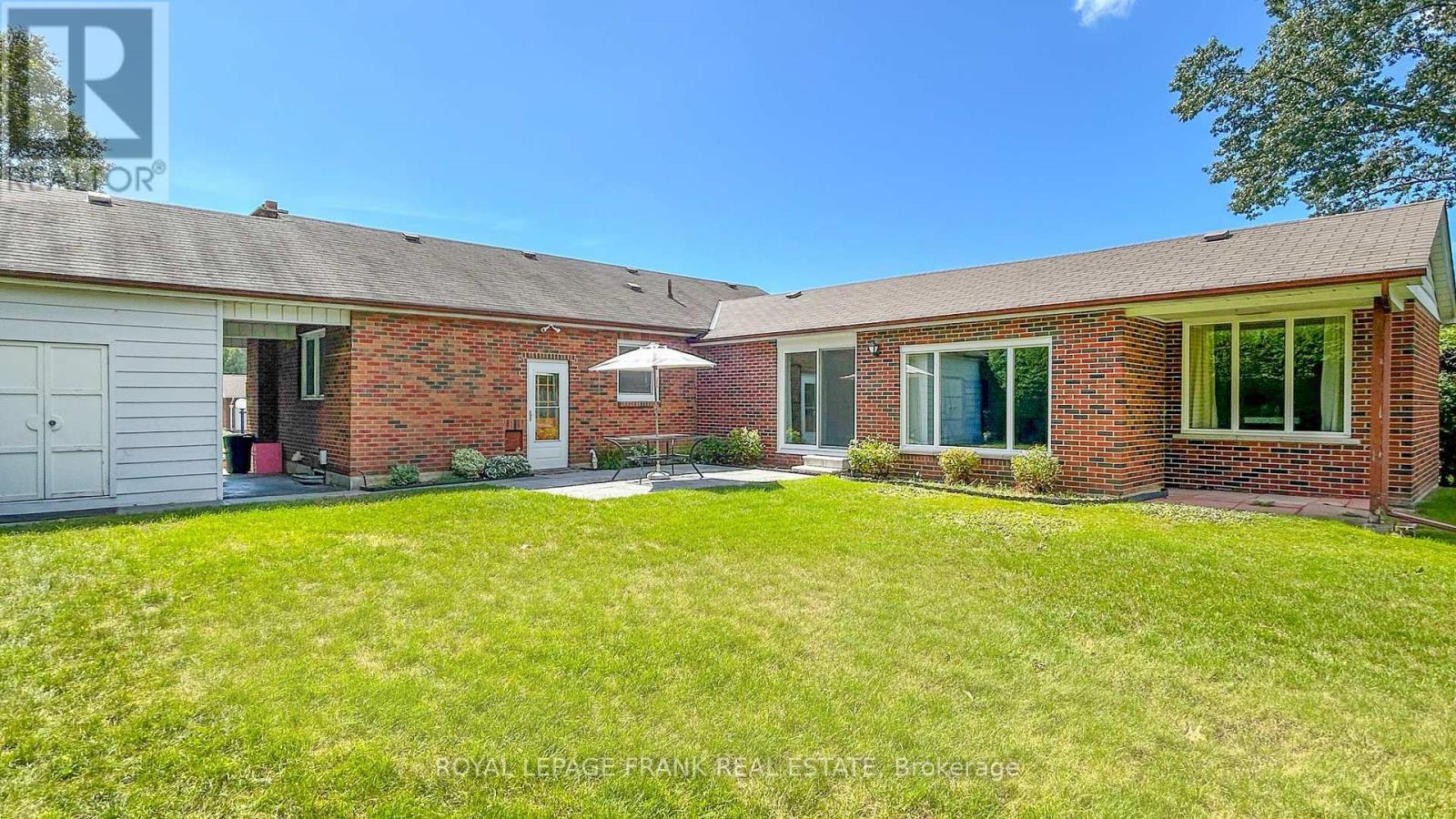 












8 EDSALL AVENUE

,
Clarington (Bowmanville),




Ontario
L1C2A8

