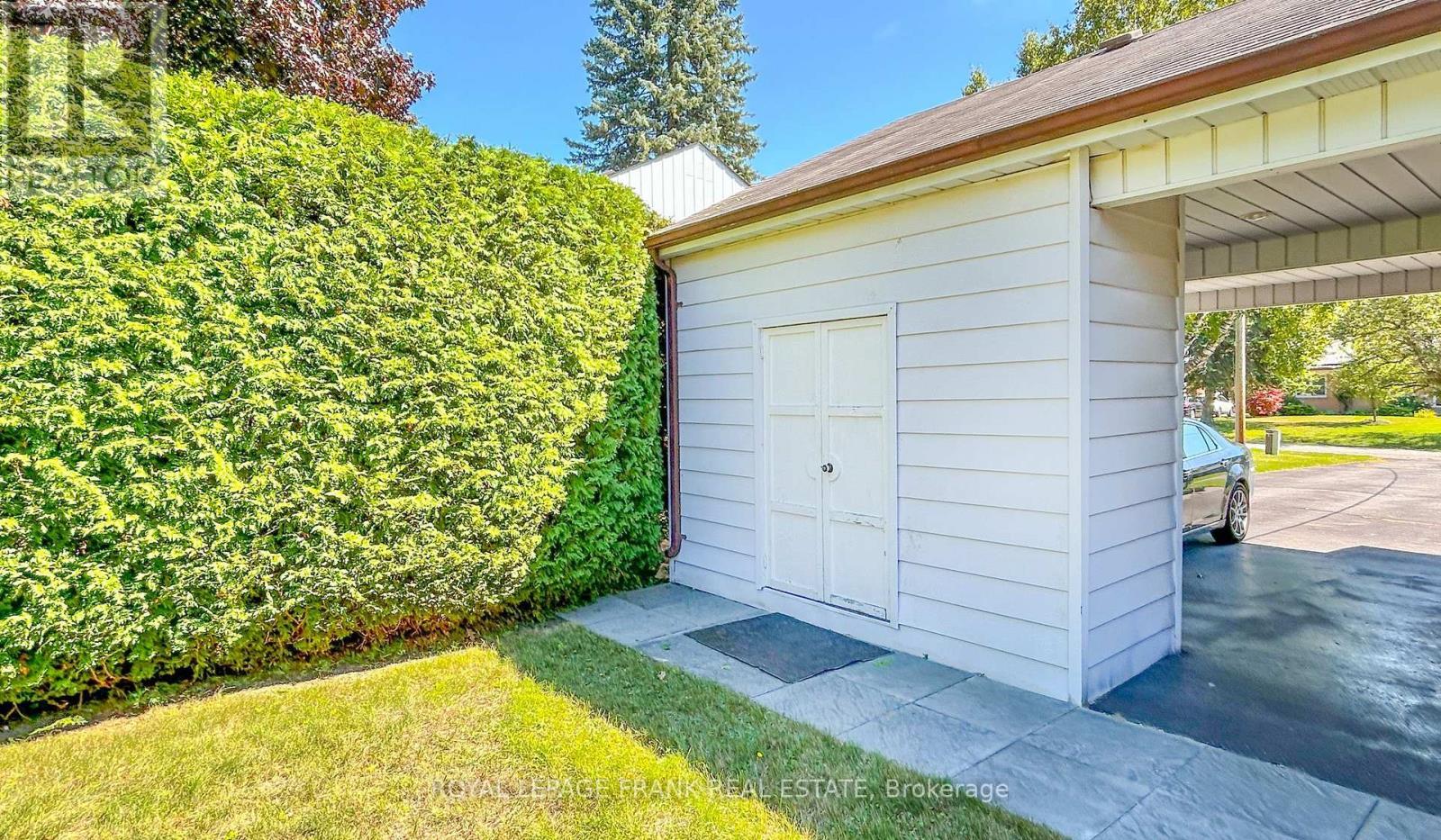 












8 EDSALL AVENUE

,
Clarington (Bowmanville),




Ontario
L1C2A8

