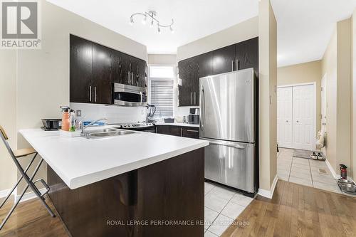 Kitchen with peninsula