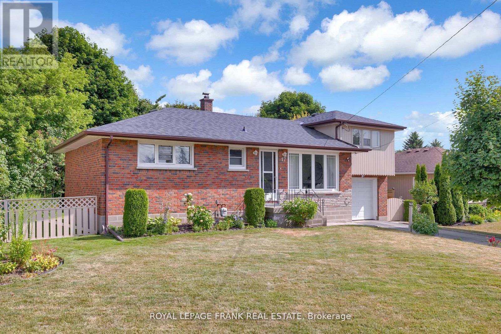 












17 PHAIR AVENUE

,
Clarington (Courtice),




Ontario
L1E2W5

