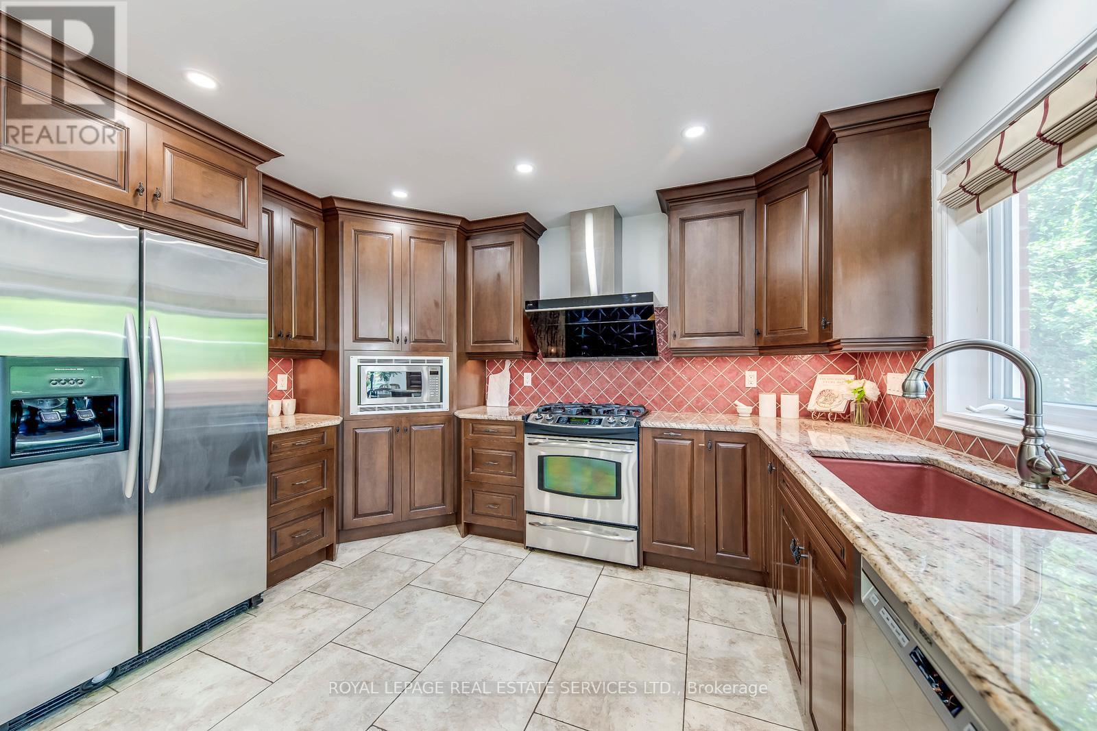 












1387 BAYSHIRE DRIVE

,
Oakville,




Ontario
L6H6E7

