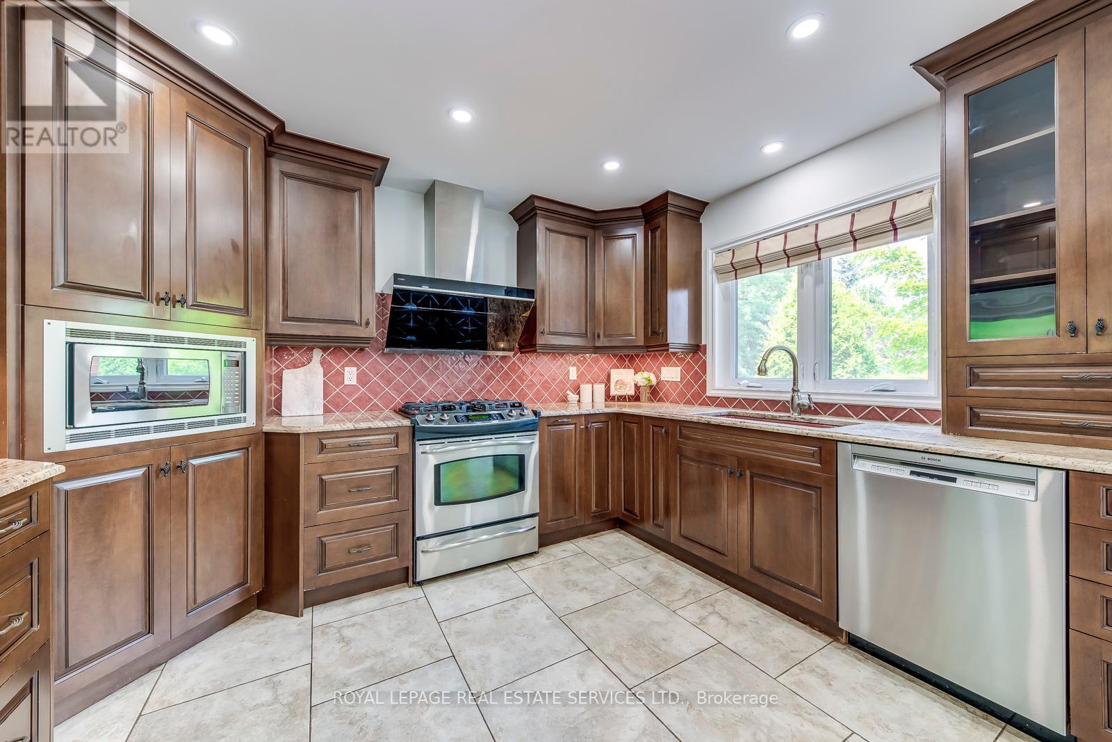 












1387 BAYSHIRE DRIVE

,
Oakville,




Ontario
L6H6E7


