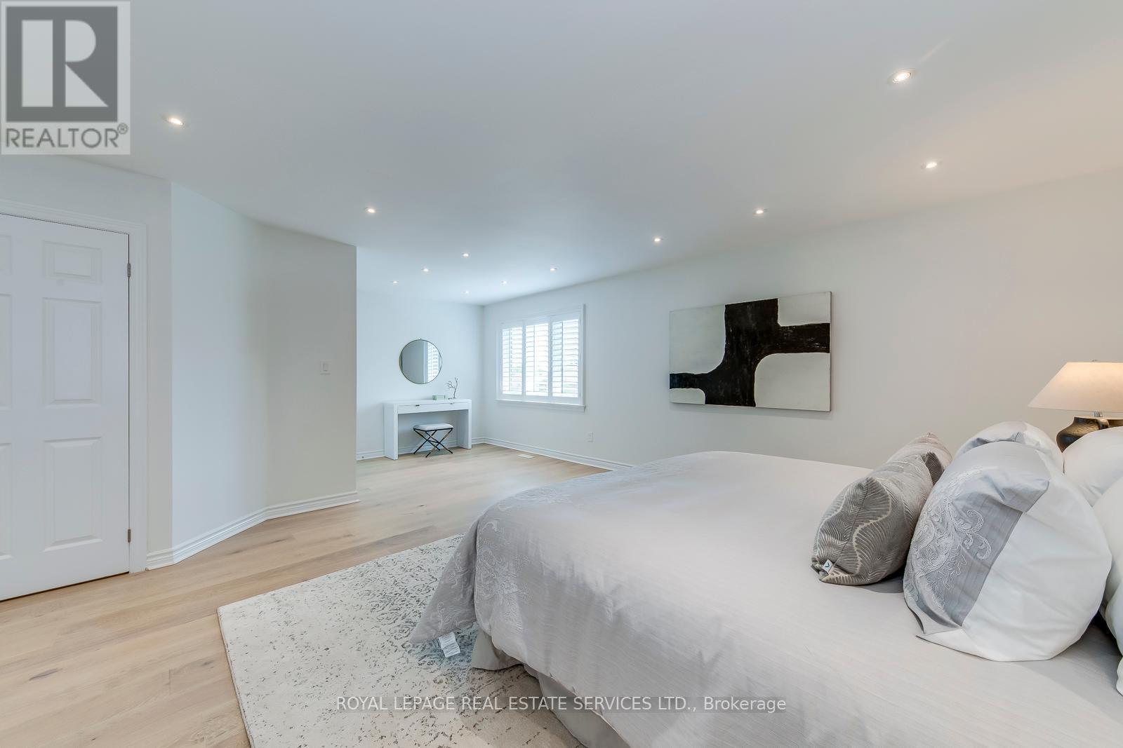 












1387 BAYSHIRE DRIVE

,
Oakville,




Ontario
L6H6E7

