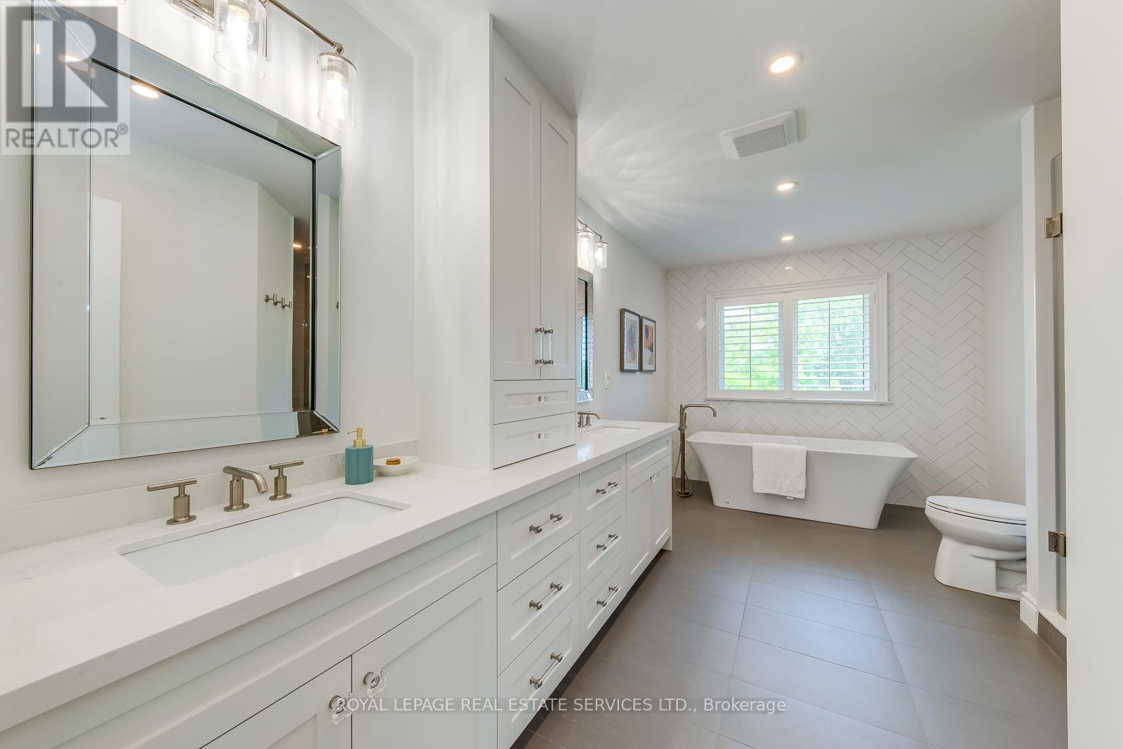 












1387 BAYSHIRE DRIVE

,
Oakville,




Ontario
L6H6E7

