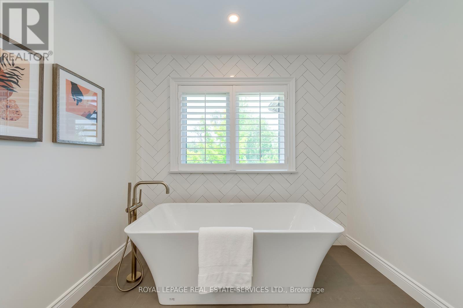 












1387 BAYSHIRE DRIVE

,
Oakville,




Ontario
L6H6E7

