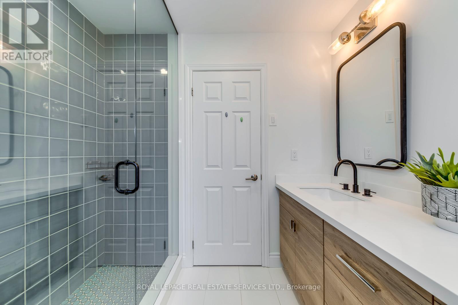 












1387 BAYSHIRE DRIVE

,
Oakville,




Ontario
L6H6E7

