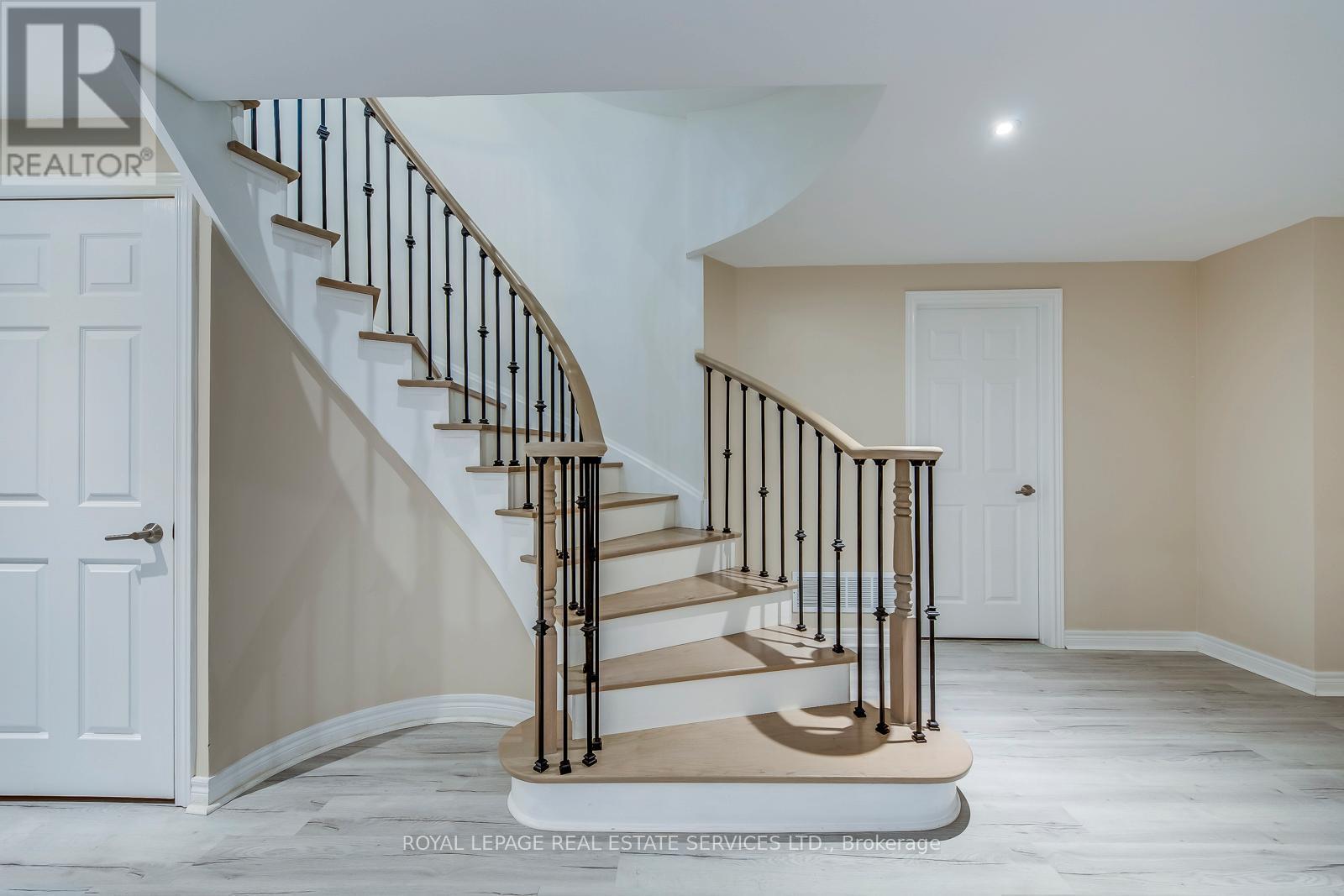












1387 BAYSHIRE DRIVE

,
Oakville,




Ontario
L6H6E7


