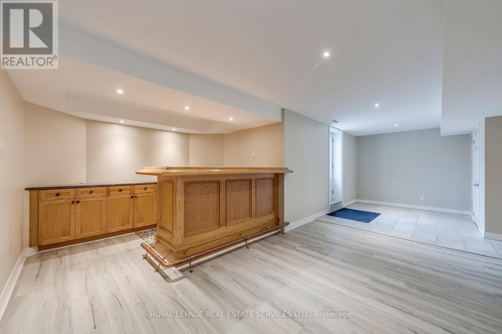 












1387 BAYSHIRE DRIVE

,
Oakville,




Ontario
L6H6E7

