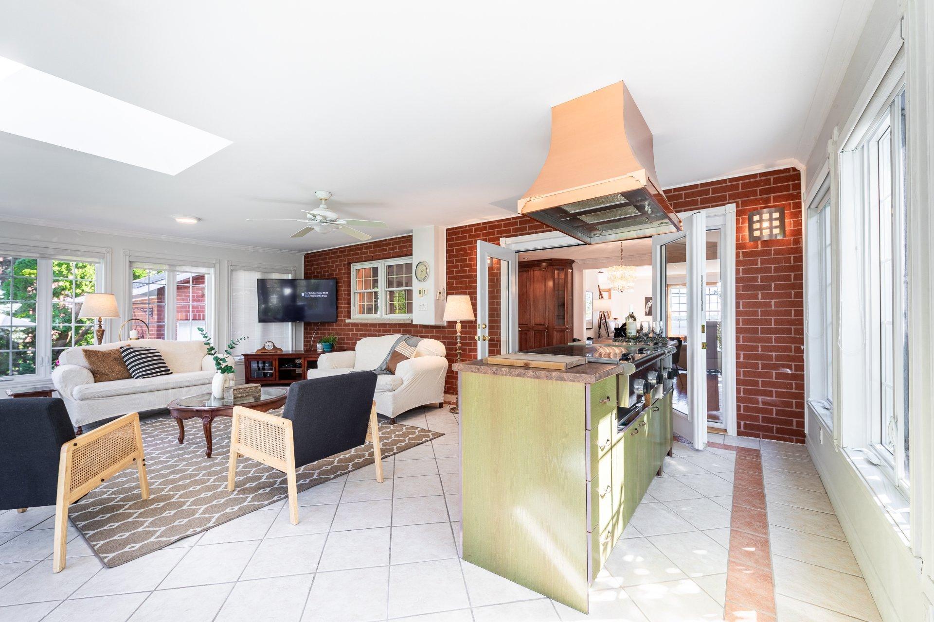 









110


Rue Martel

,
Chambly,




QC
J3L1V3

