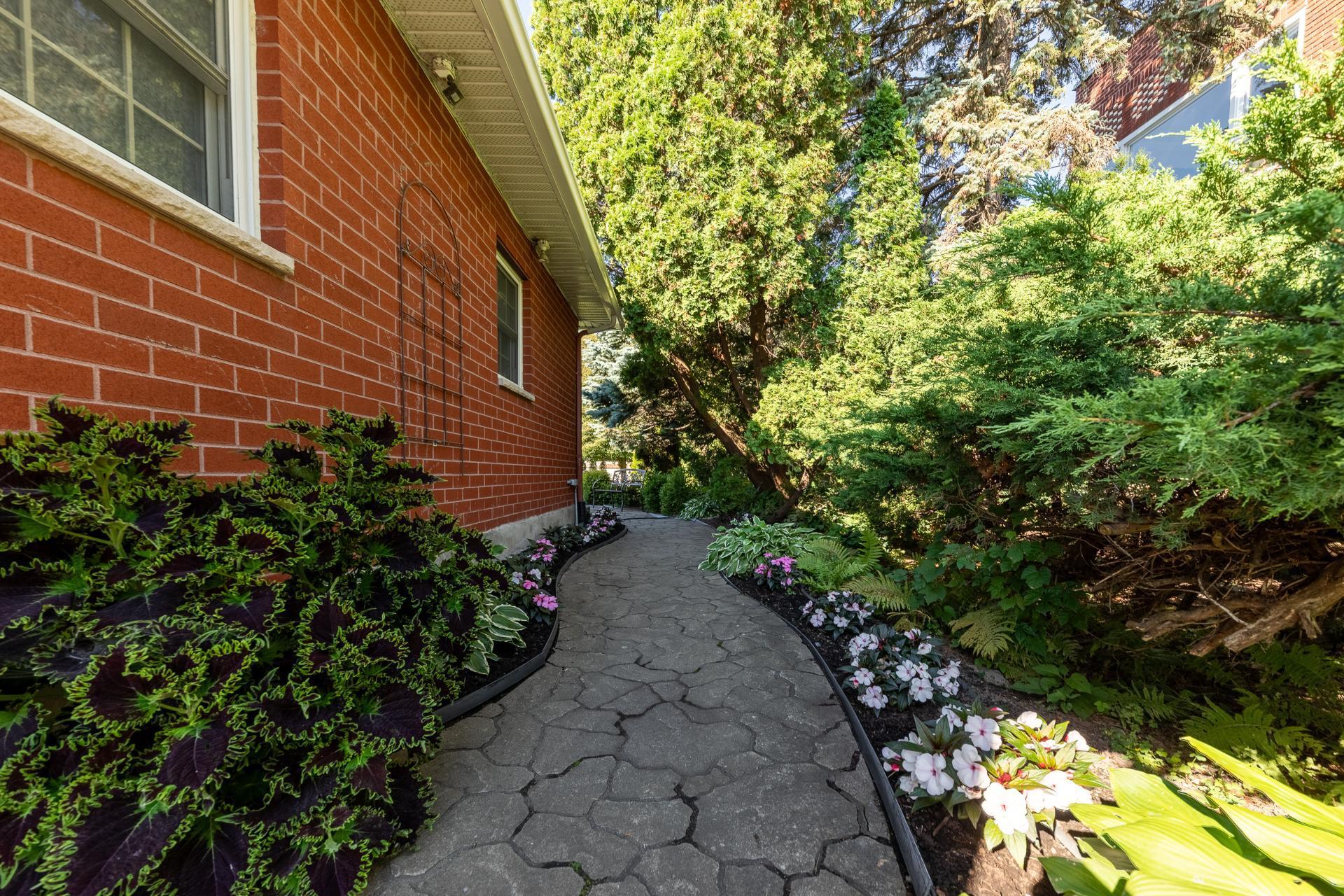 









110


Rue Martel

,
Chambly,




QC
J3L1V3

