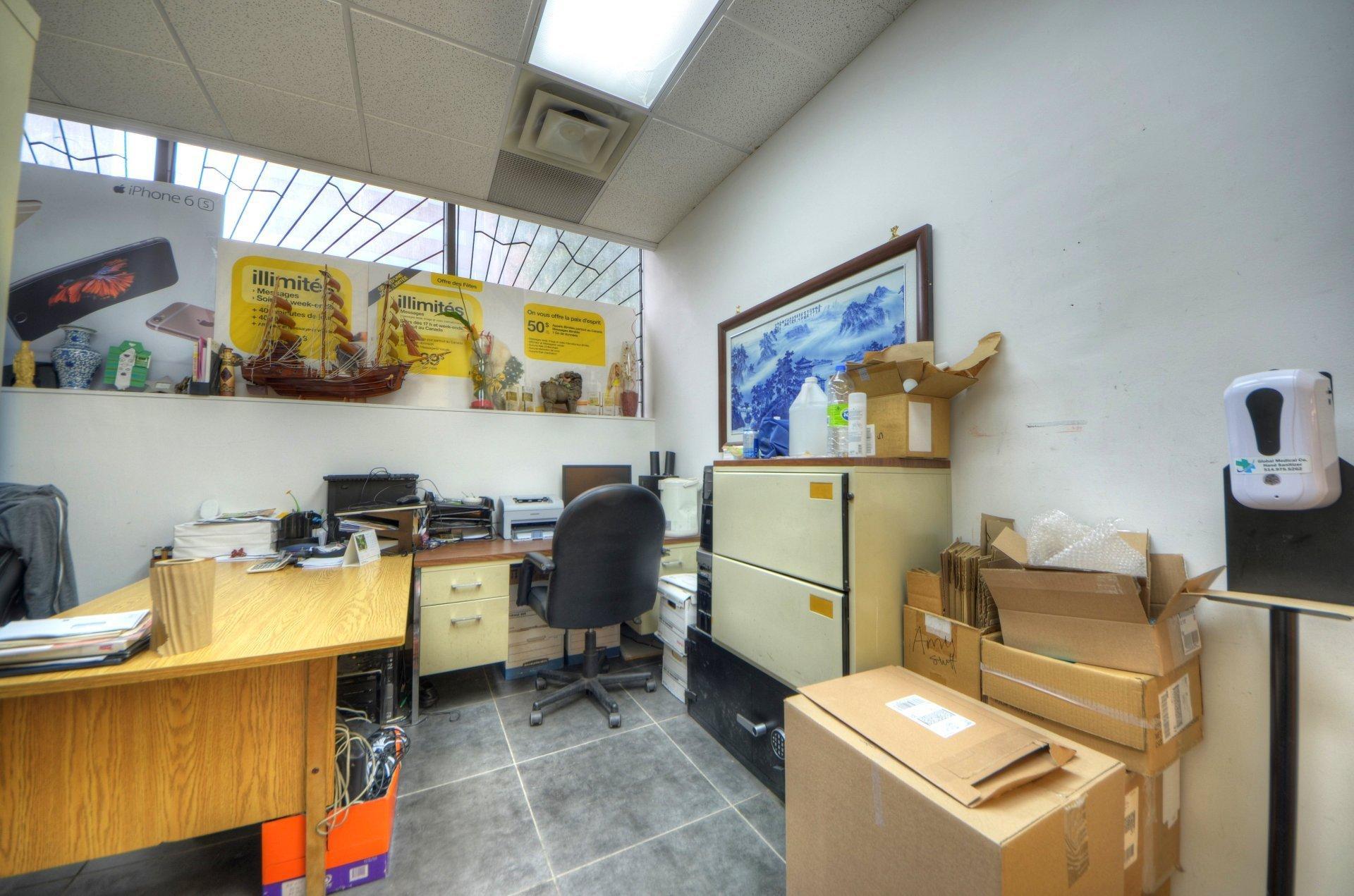 









1111


Rue St-Urbain

, R19,
Montréal (Ville-Marie),




QC
H2Z1Y6

