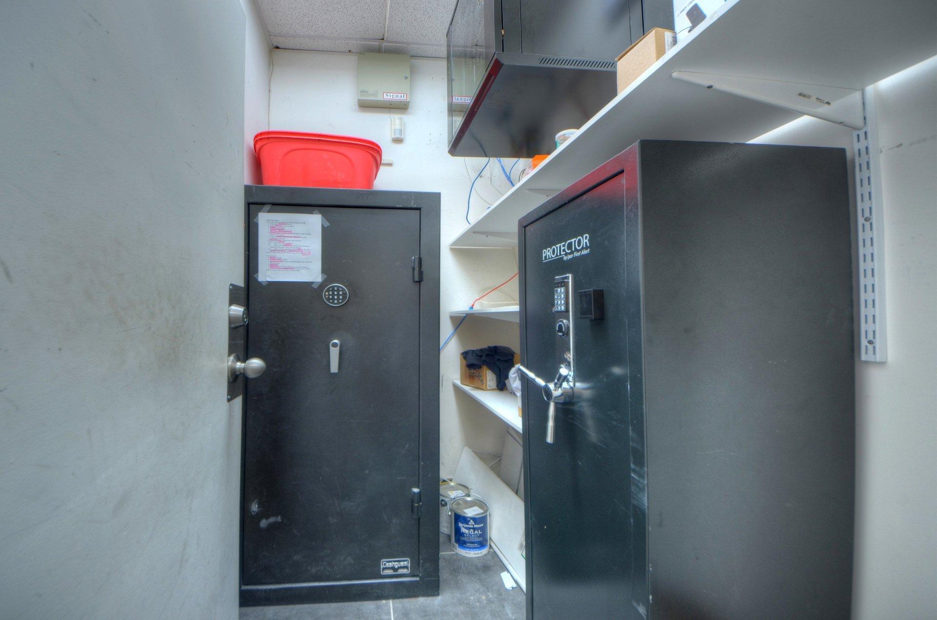 









1111


Rue St-Urbain

, R19,
Montréal (Ville-Marie),




QC
H2Z1Y6

