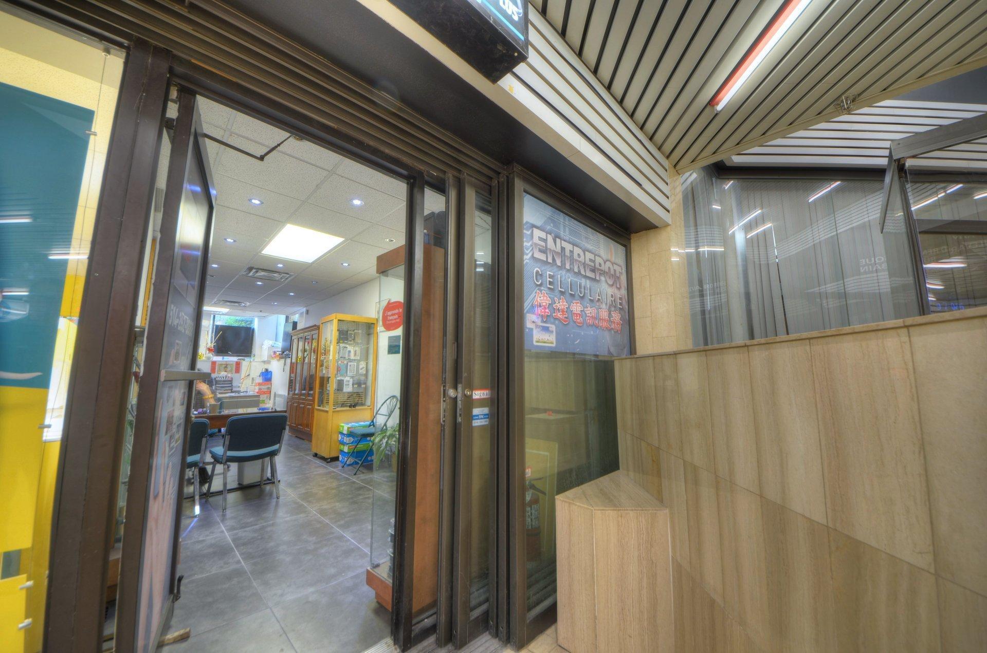 









1111


Rue St-Urbain

, R19,
Montréal (Ville-Marie),




QC
H2Z1Y6

