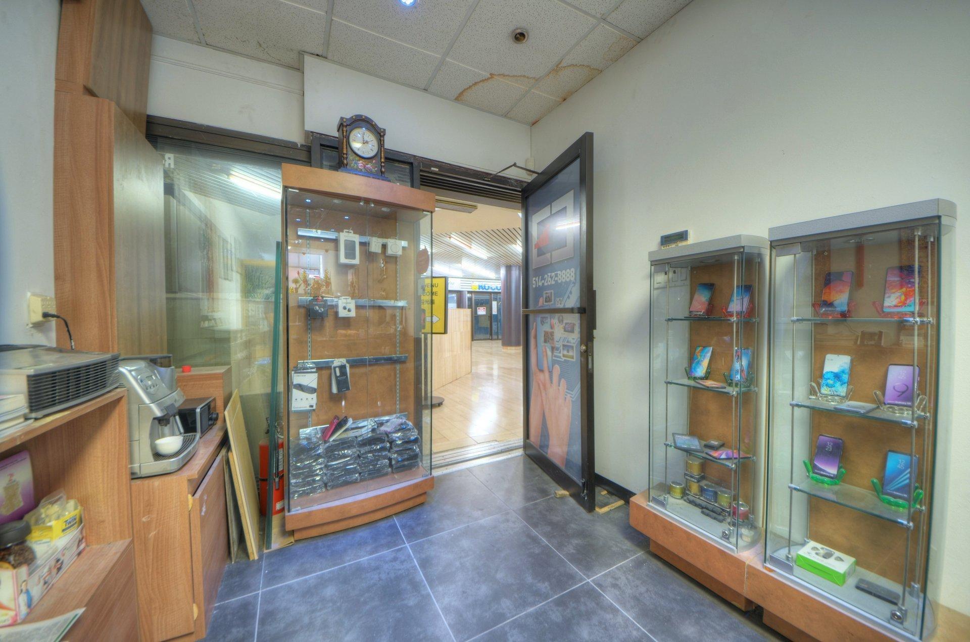 









1111


Rue St-Urbain

, R19,
Montréal (Ville-Marie),




QC
H2Z1Y6


