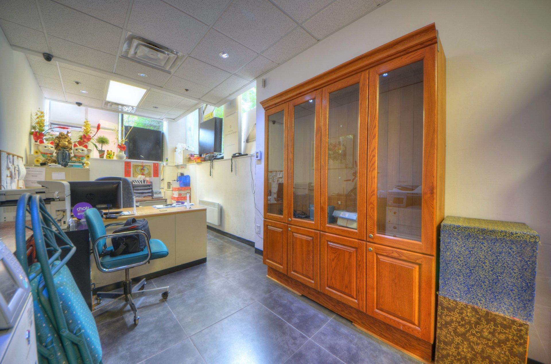 









1111


Rue St-Urbain

, R19,
Montréal (Ville-Marie),




QC
H2Z1Y6

