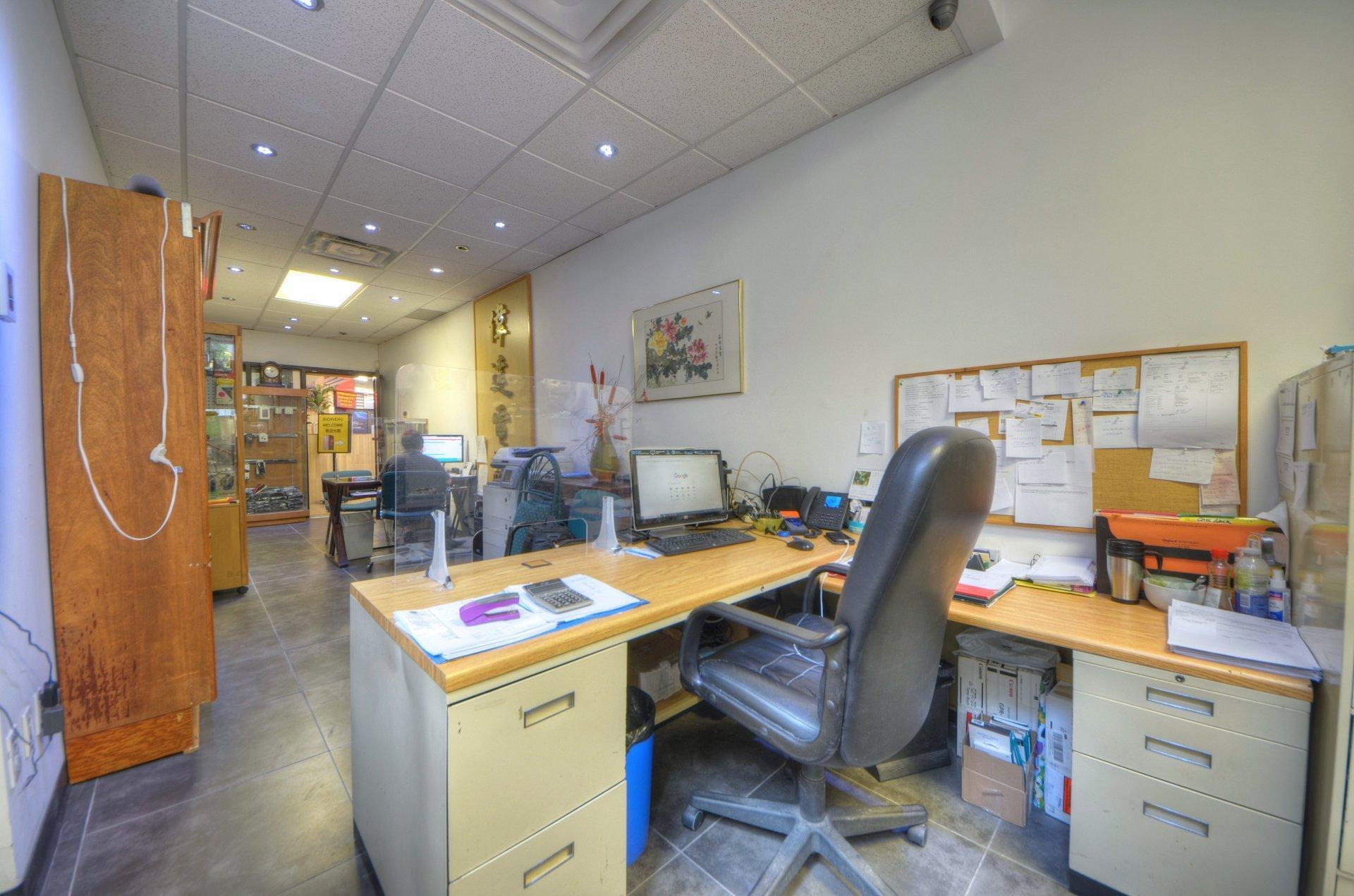 









1111


Rue St-Urbain

, R19,
Montréal (Ville-Marie),




QC
H2Z1Y6

