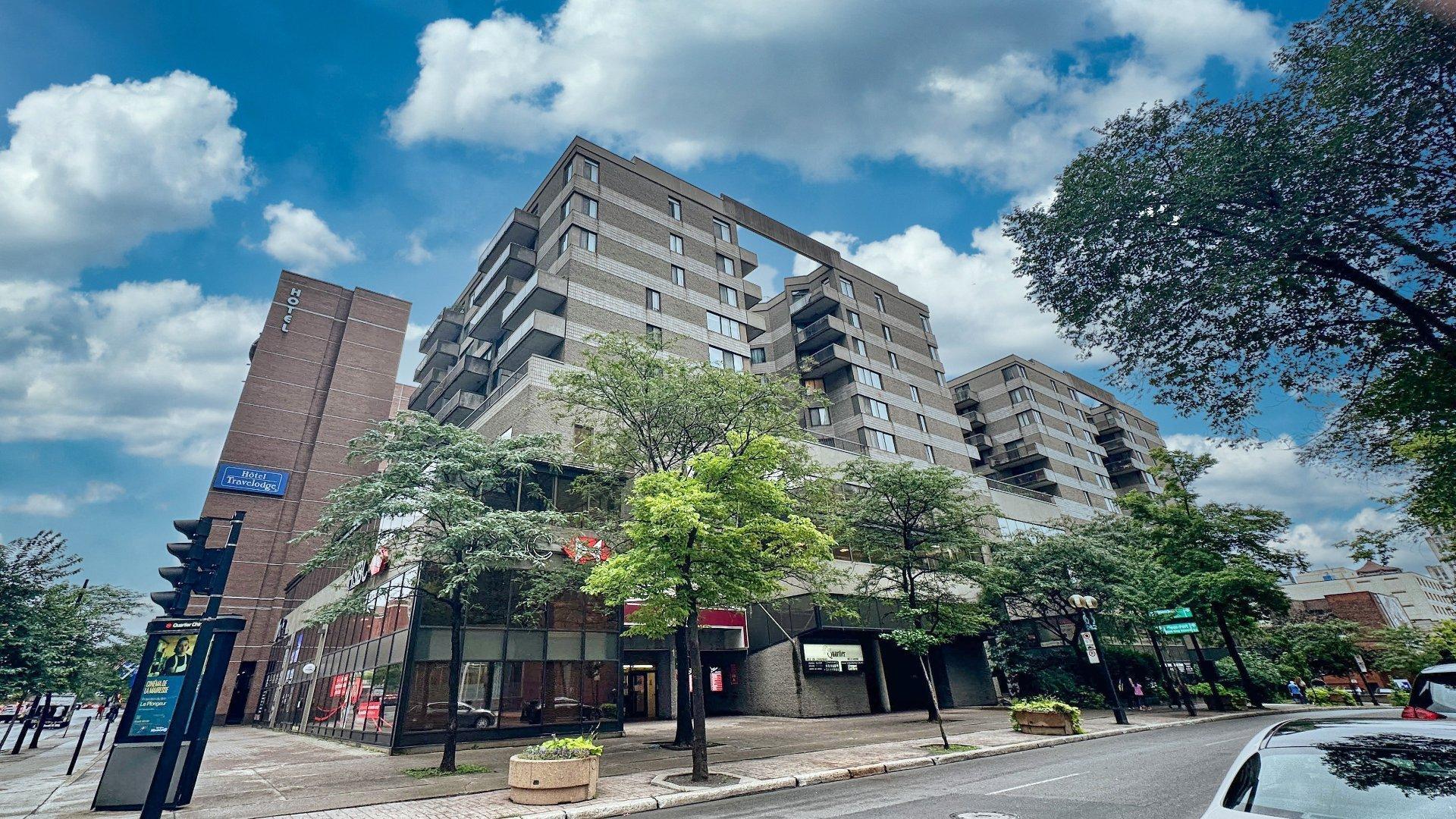 









1111


Rue St-Urbain

, R19,
Montréal (Ville-Marie),




QC
H2Z1Y6

