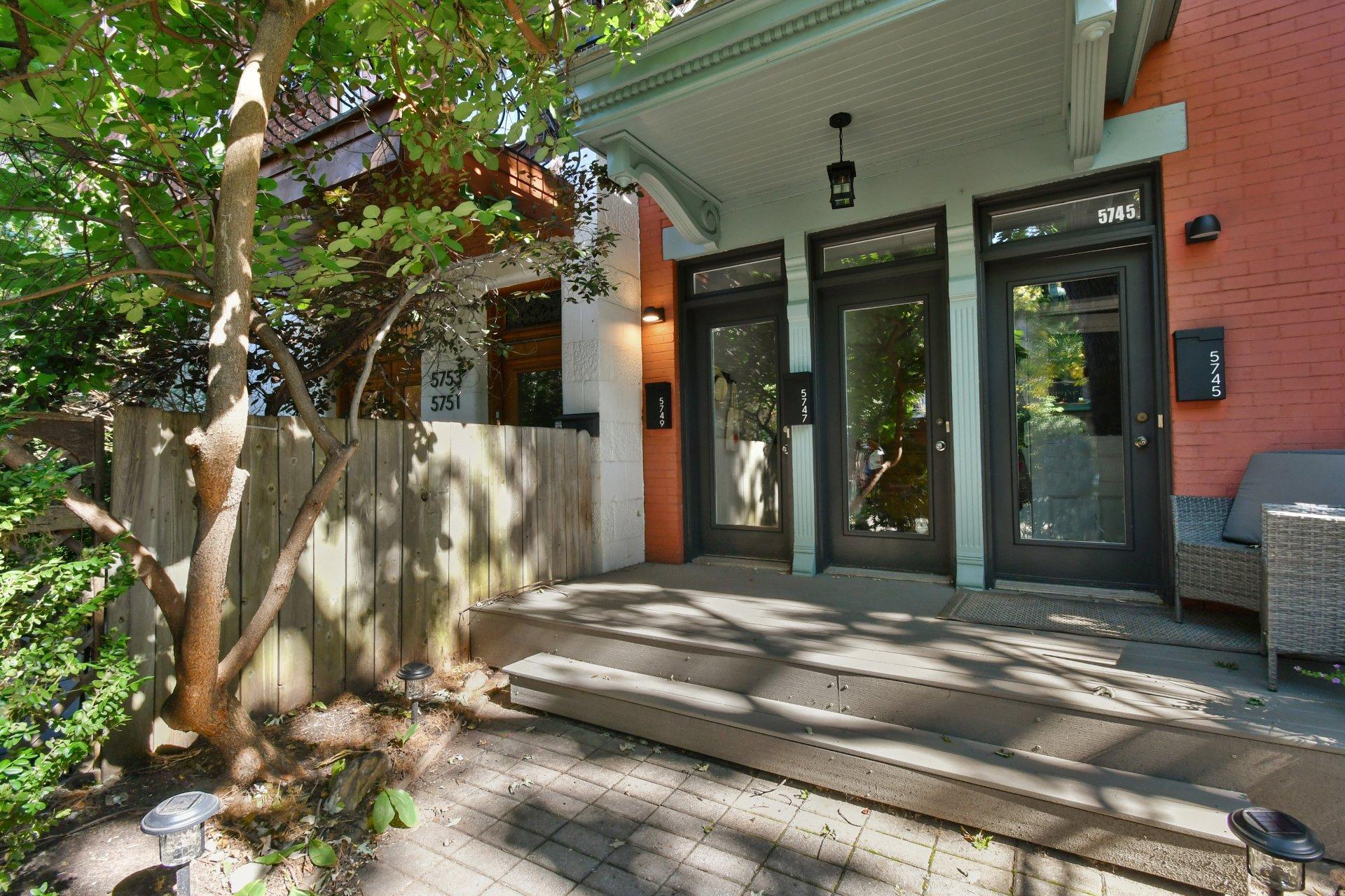 









5749


Av. de l'Esplanade

,
Montréal (Le Plateau-Mont-Royal),




QC
H2T2Z9

