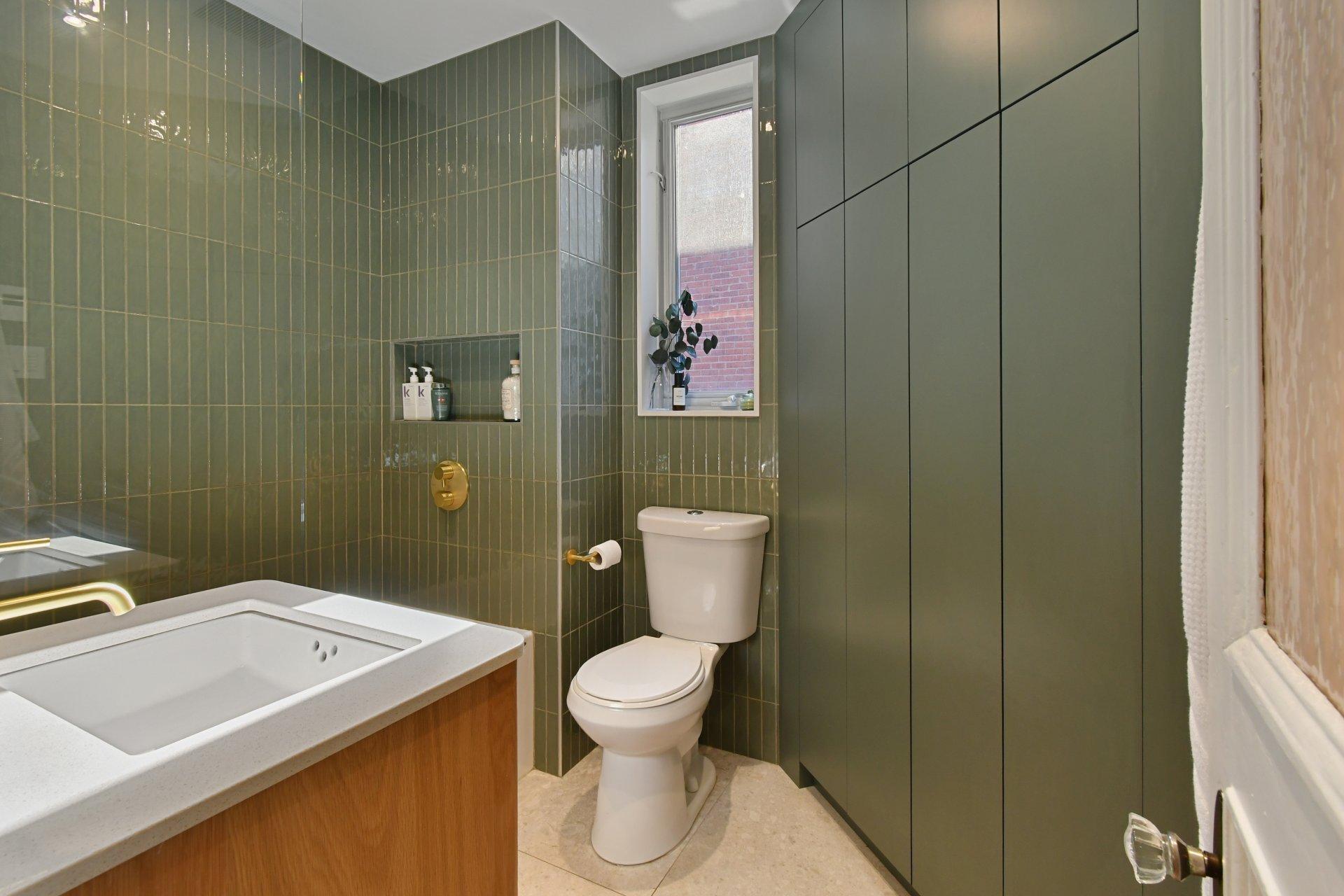 









5749


Av. de l'Esplanade

,
Montréal (Le Plateau-Mont-Royal),




QC
H2T2Z9

