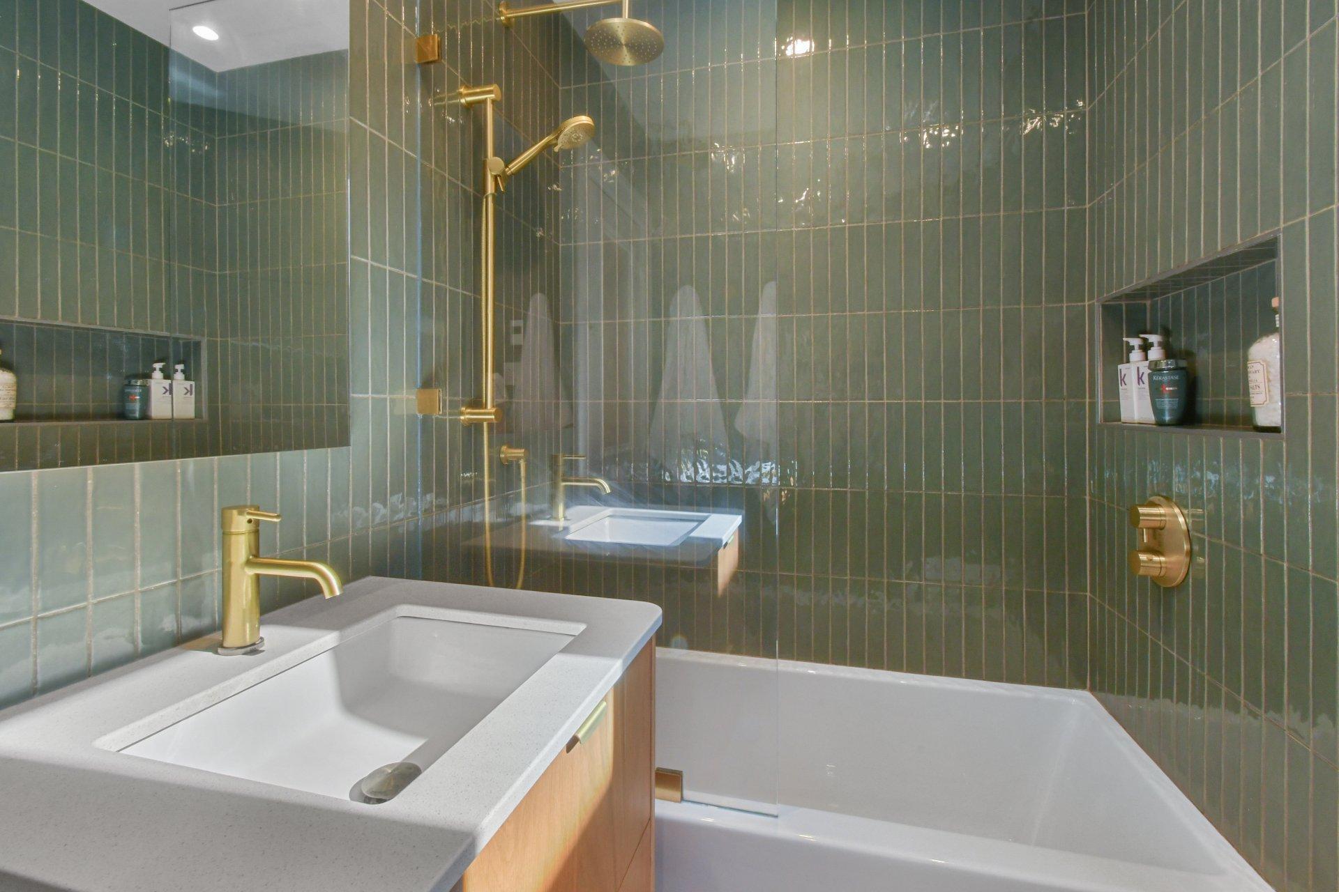 









5749


Av. de l'Esplanade

,
Montréal (Le Plateau-Mont-Royal),




QC
H2T2Z9

