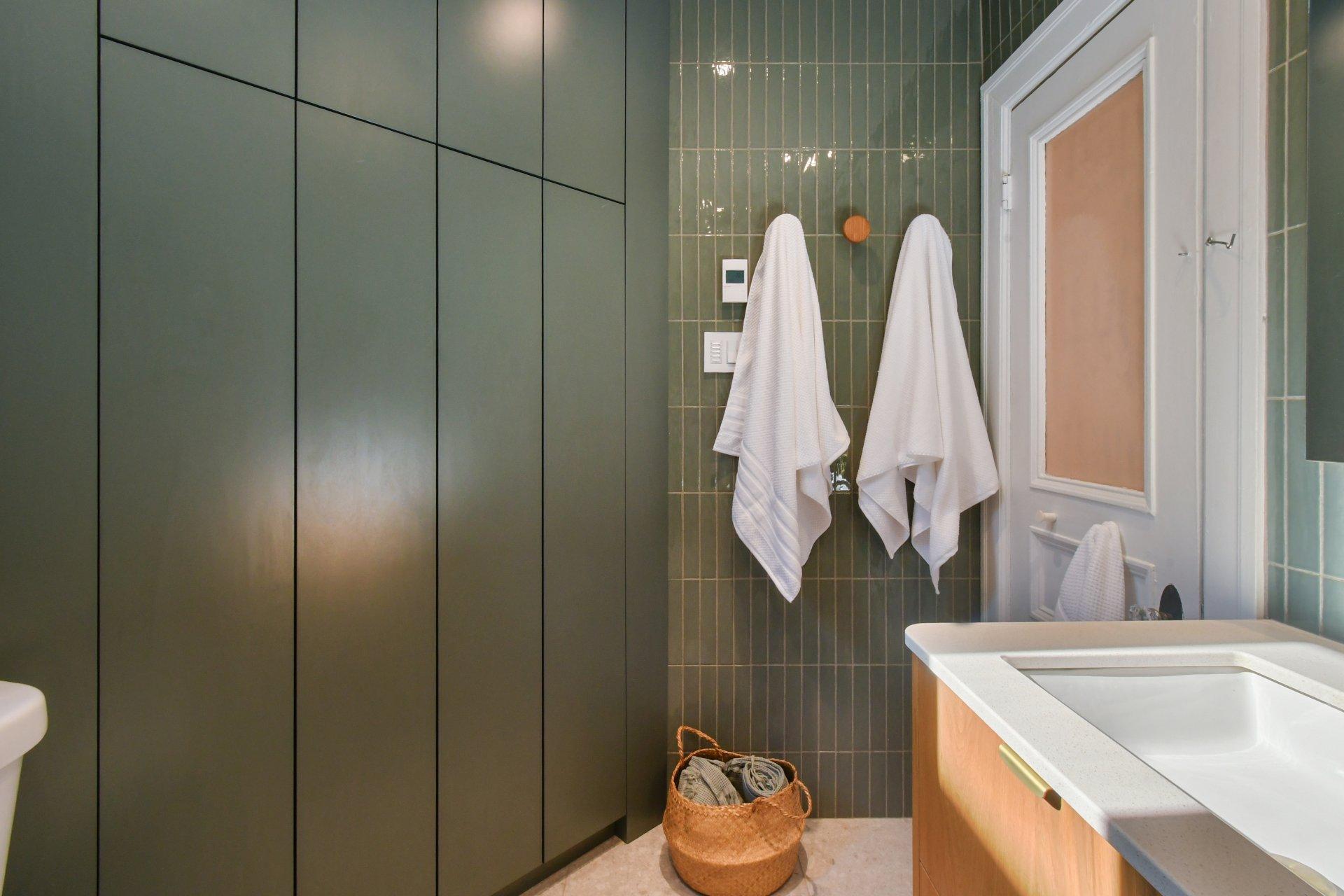 









5749


Av. de l'Esplanade

,
Montréal (Le Plateau-Mont-Royal),




QC
H2T2Z9

