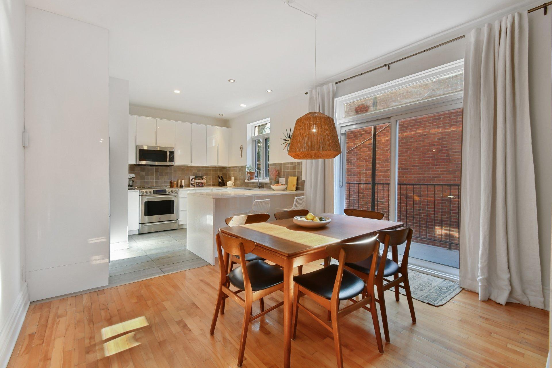 









5749


Av. de l'Esplanade

,
Montréal (Le Plateau-Mont-Royal),




QC
H2T2Z9

