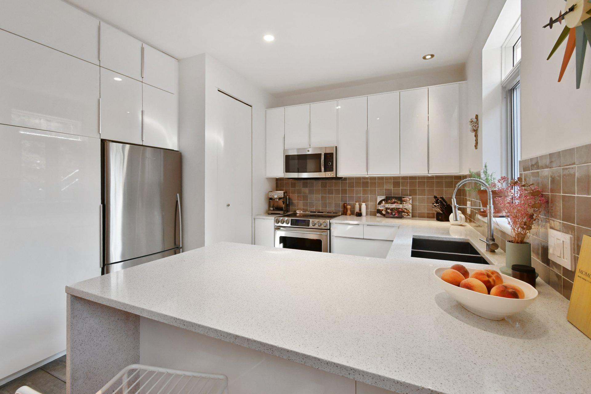 









5749


Av. de l'Esplanade

,
Montréal (Le Plateau-Mont-Royal),




QC
H2T2Z9

