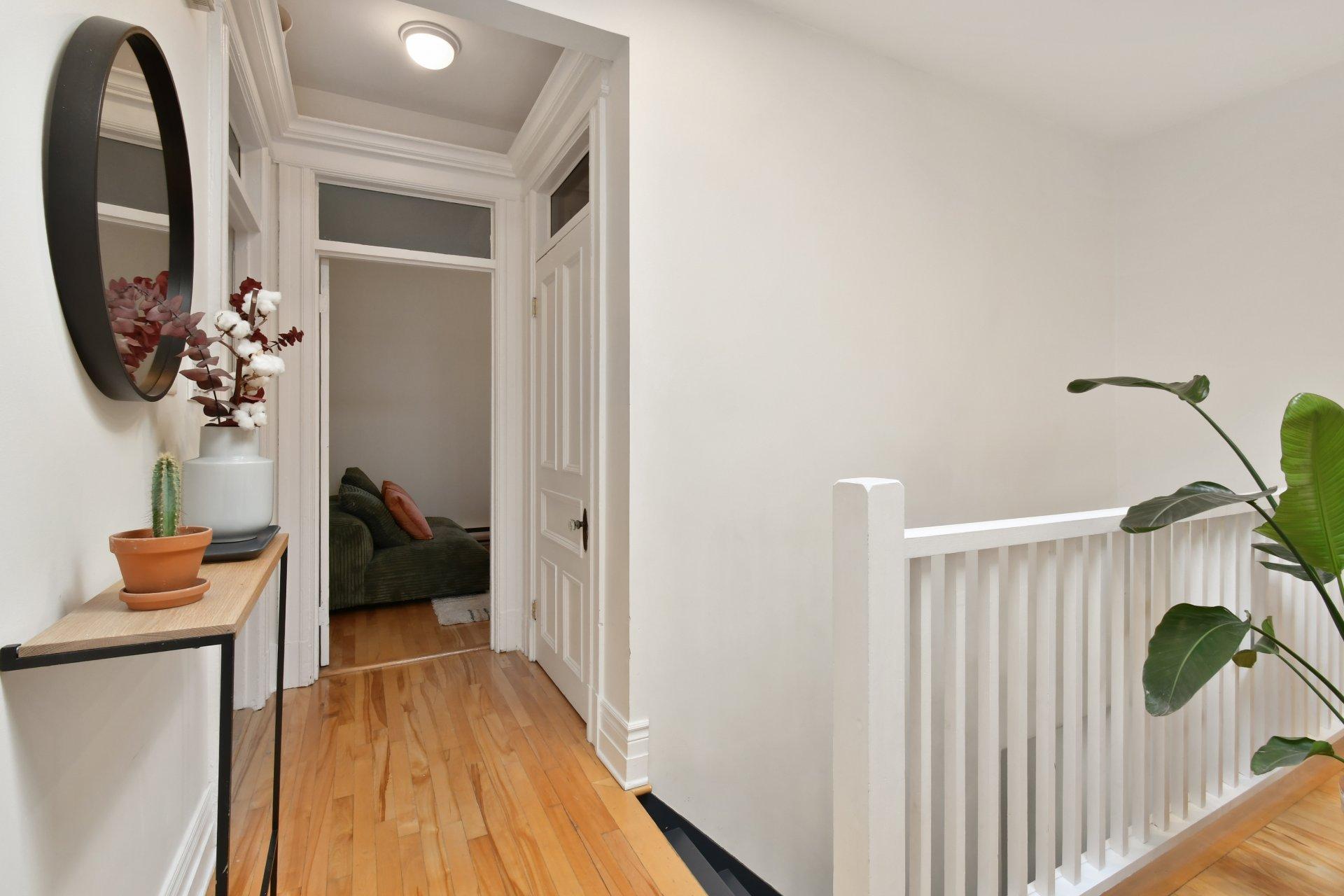 









5749


Av. de l'Esplanade

,
Montréal (Le Plateau-Mont-Royal),




QC
H2T2Z9

