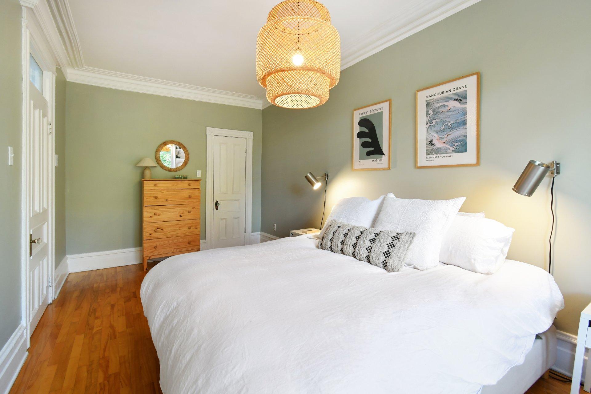 









5749


Av. de l'Esplanade

,
Montréal (Le Plateau-Mont-Royal),




QC
H2T2Z9


