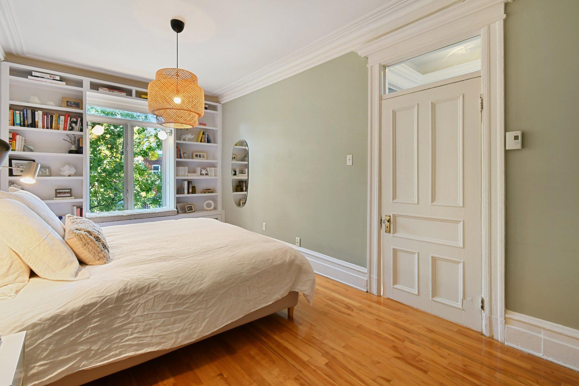 









5749


Av. de l'Esplanade

,
Montréal (Le Plateau-Mont-Royal),




QC
H2T2Z9

