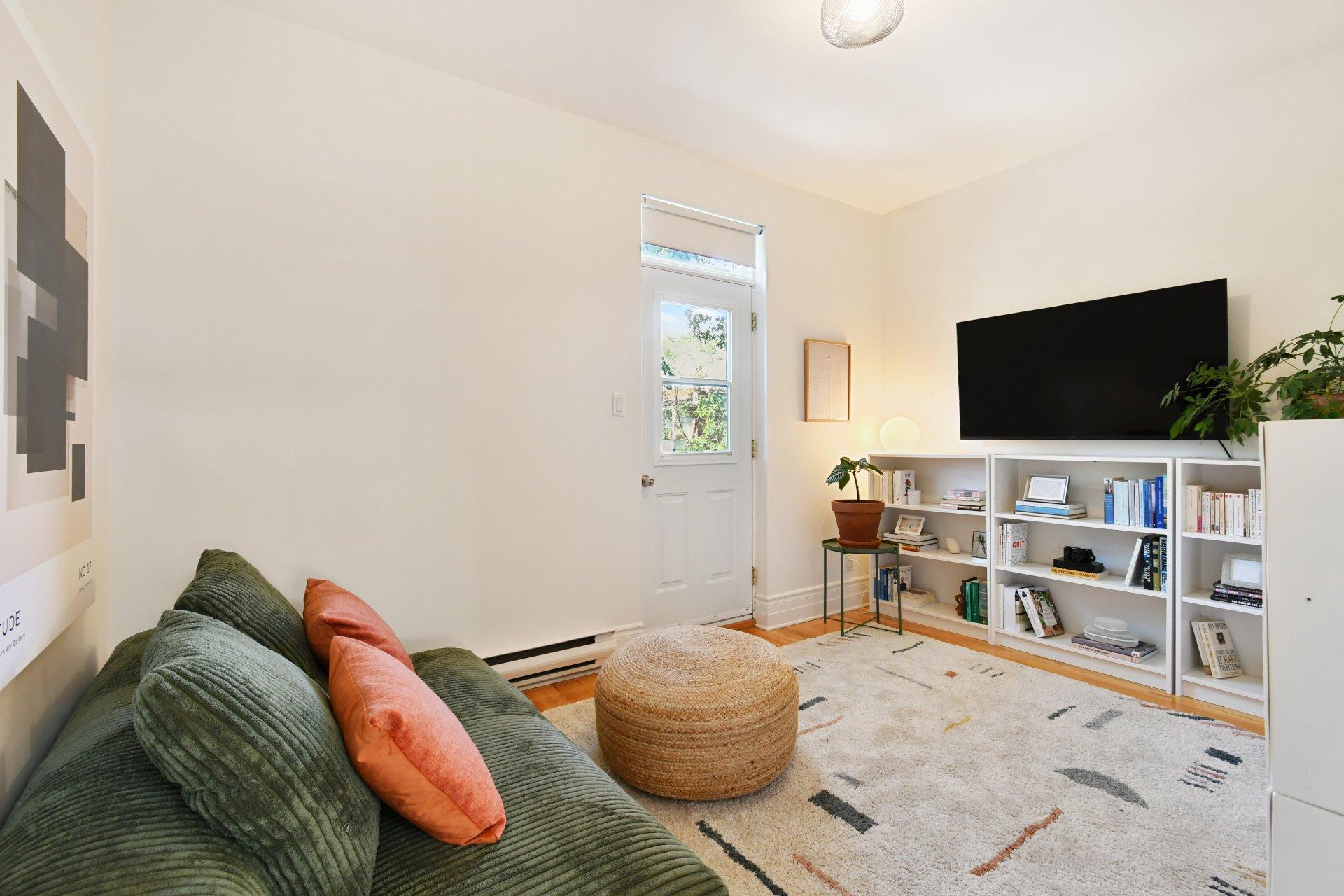 









5749


Av. de l'Esplanade

,
Montréal (Le Plateau-Mont-Royal),




QC
H2T2Z9

