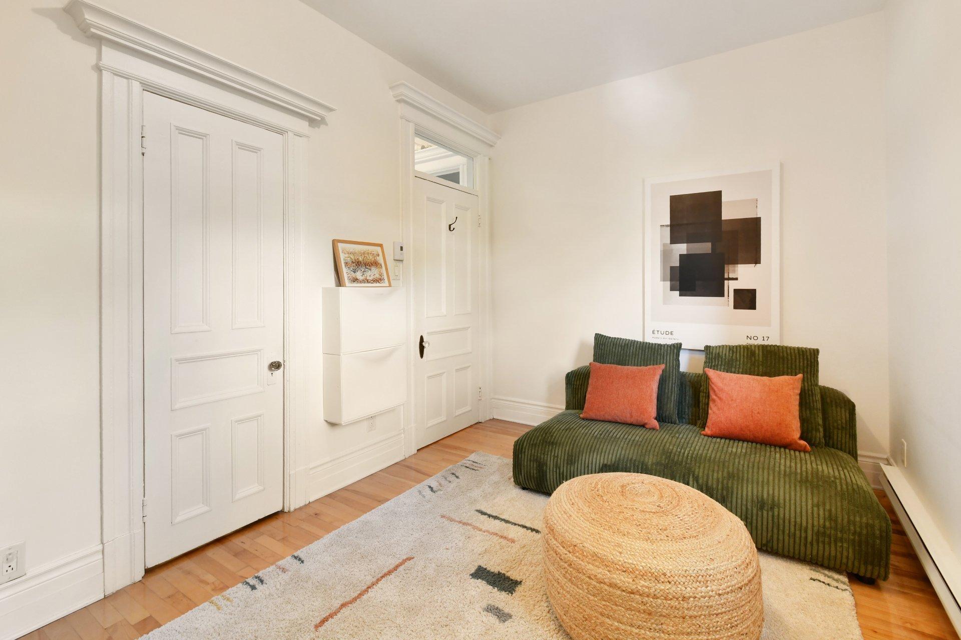 









5749


Av. de l'Esplanade

,
Montréal (Le Plateau-Mont-Royal),




QC
H2T2Z9

