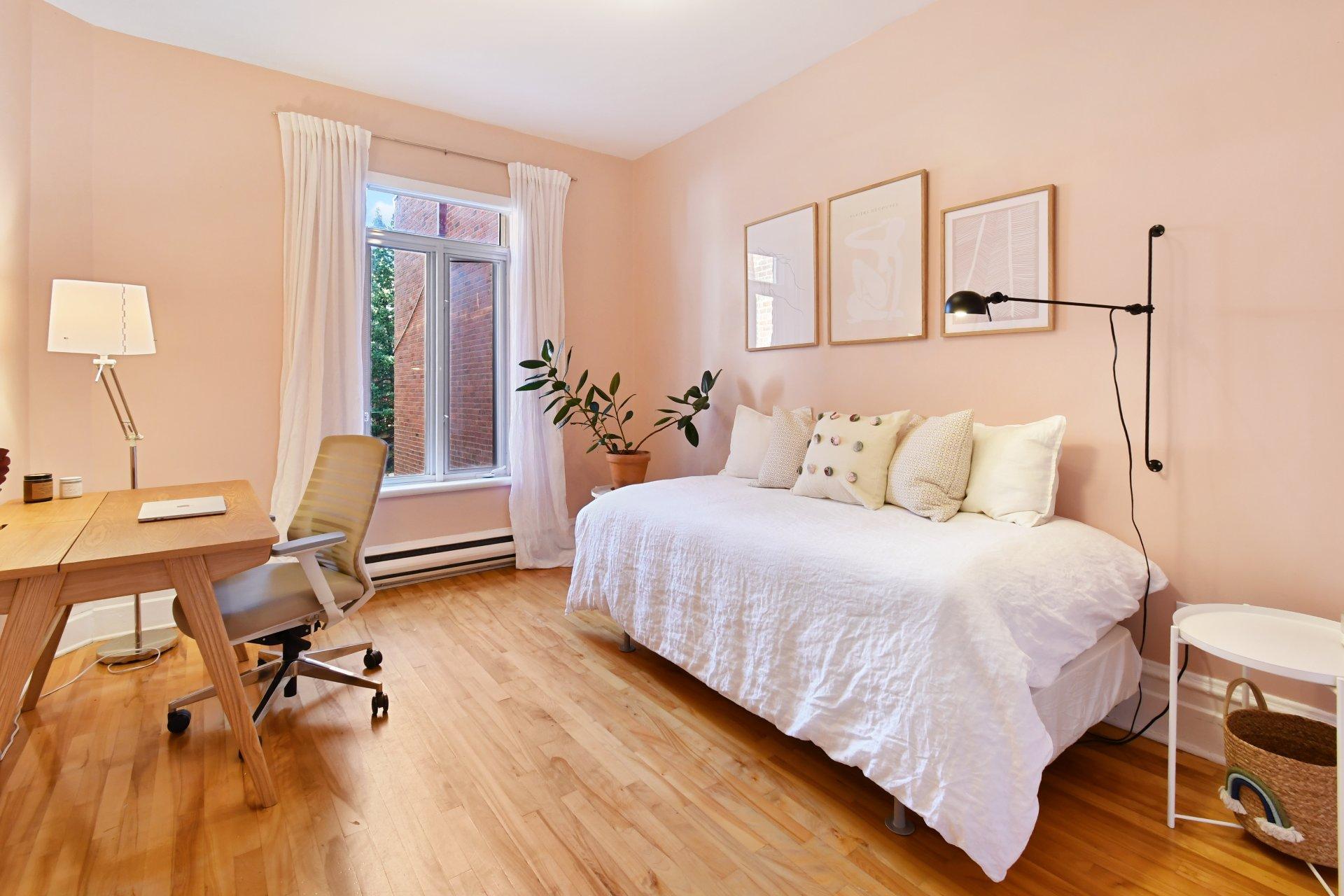 









5749


Av. de l'Esplanade

,
Montréal (Le Plateau-Mont-Royal),




QC
H2T2Z9

