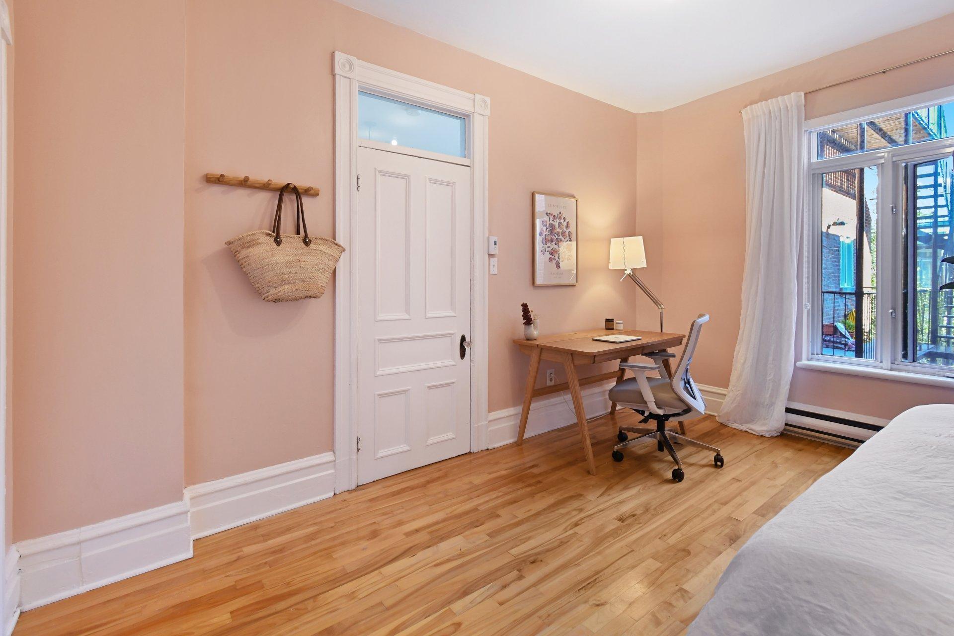 









5749


Av. de l'Esplanade

,
Montréal (Le Plateau-Mont-Royal),




QC
H2T2Z9

