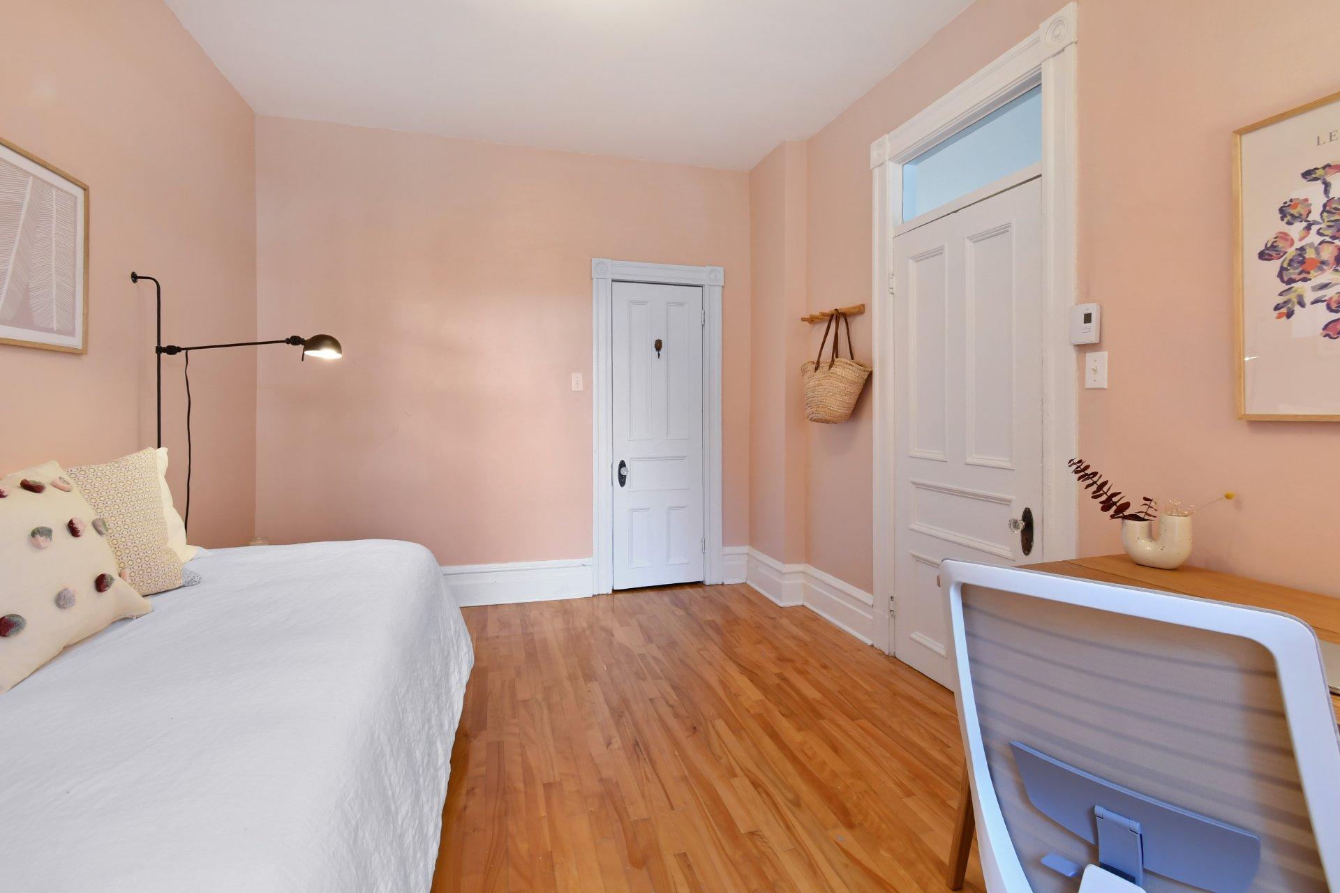 









5749


Av. de l'Esplanade

,
Montréal (Le Plateau-Mont-Royal),




QC
H2T2Z9

