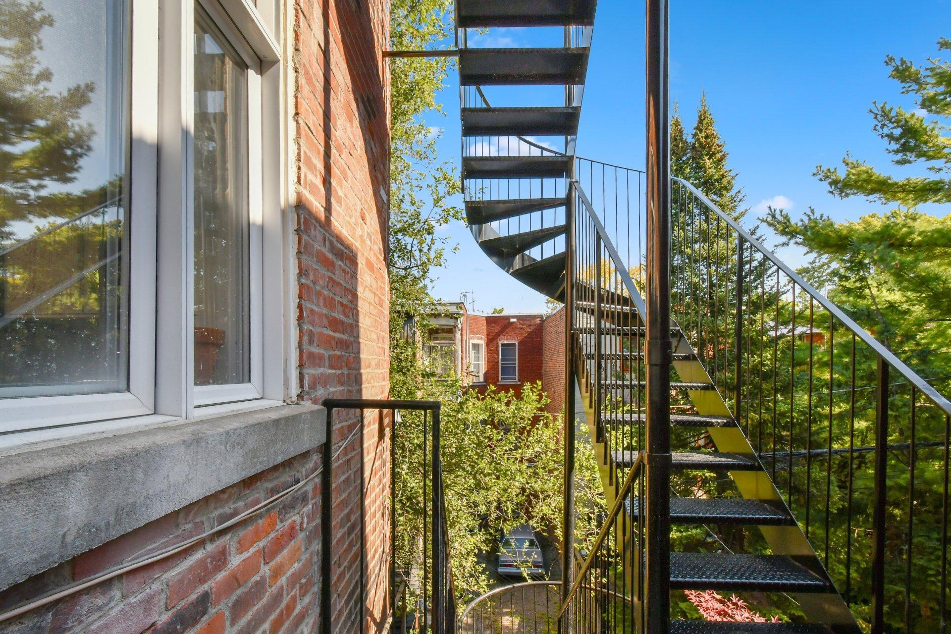 









5749


Av. de l'Esplanade

,
Montréal (Le Plateau-Mont-Royal),




QC
H2T2Z9

