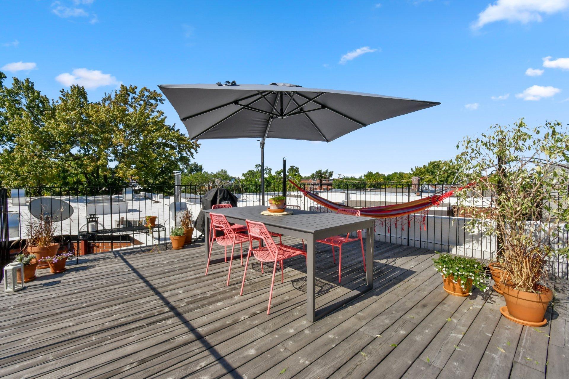 









5749


Av. de l'Esplanade

,
Montréal (Le Plateau-Mont-Royal),




QC
H2T2Z9

